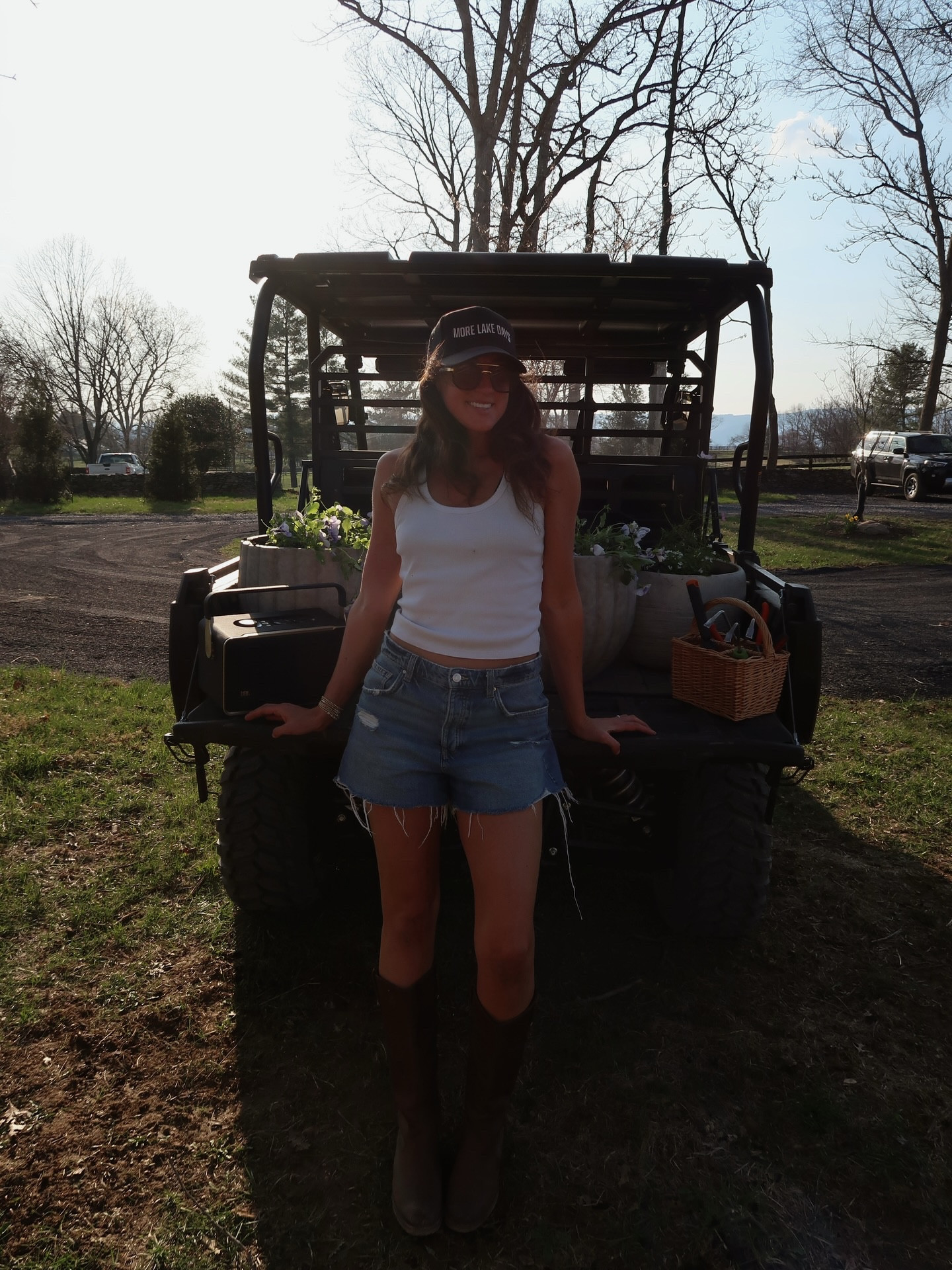 gardening with an audience 🐴