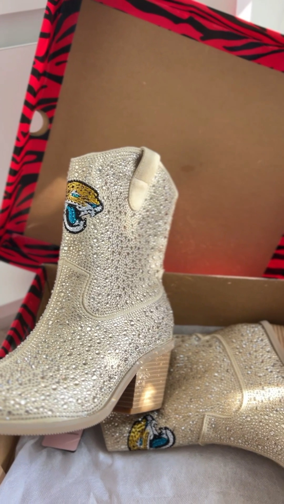 Usually not a major fan of flashy nfl gear but my MIL got these for me. They are actually really cute + love that they are shorties. Majorly on sale too 🙂


Jacksonville Jaguars | nfl boots | team boot 

#LTKParties #LTKFindsUnder100 #LTKShoeCrush