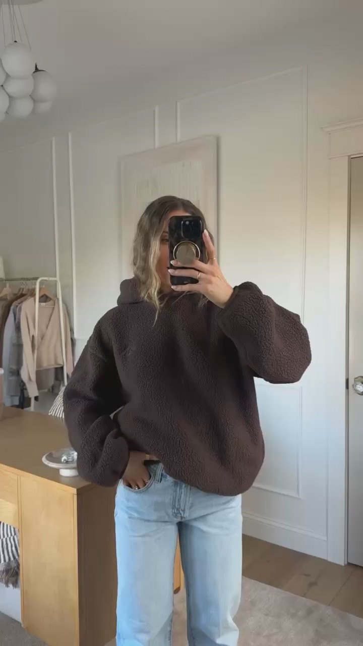 This is the hoodie I reach for on those cold mornings when I head to the gym!! 
Wearing a small for an oversized fit and it does have a cinch at the bottom 💕

Teen Christmas gift 
Oversized hoodie 
Polartec hoodie 