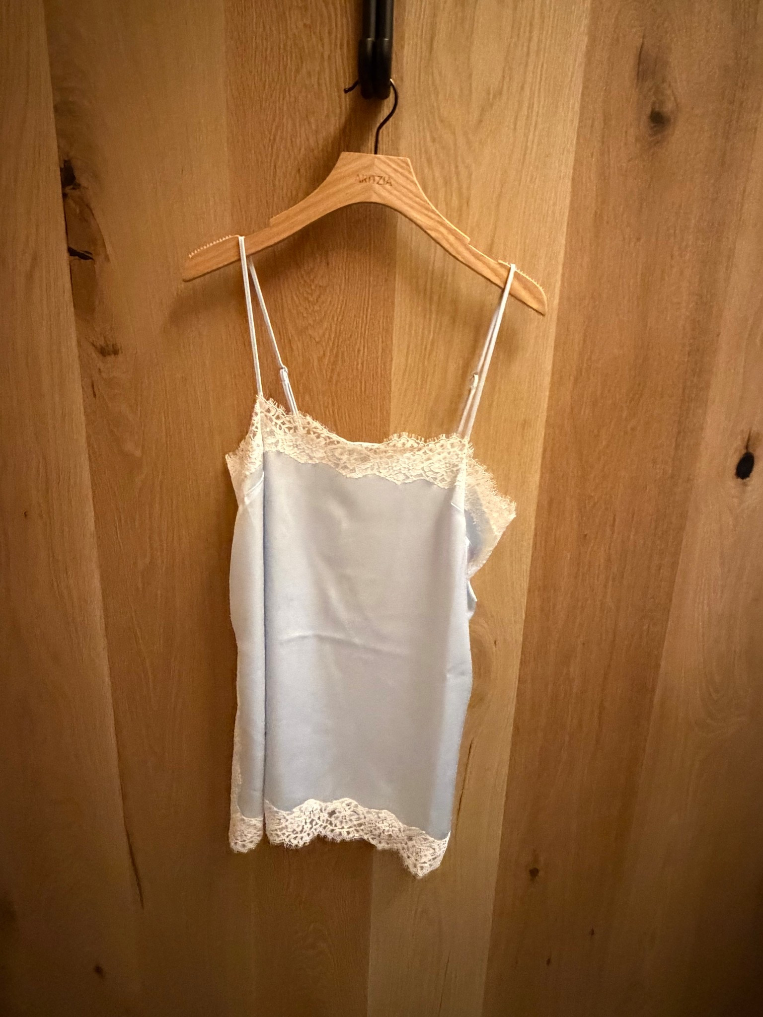 This Aritzia tank is gorgeous IRL 💙