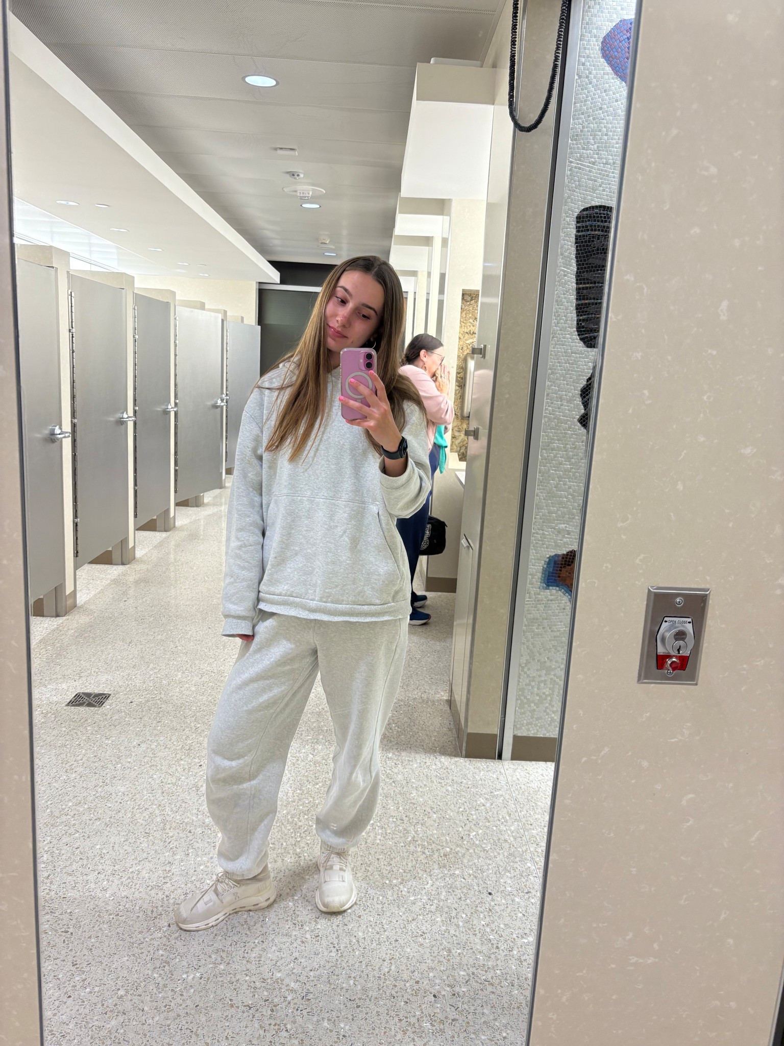 The comfiest set for travel ✈️🧳🤍
Sweats - true to size (S)
Sweatshirt - size up (L)
Shoes - true to size (8)


#LTKActive #LTKTravel