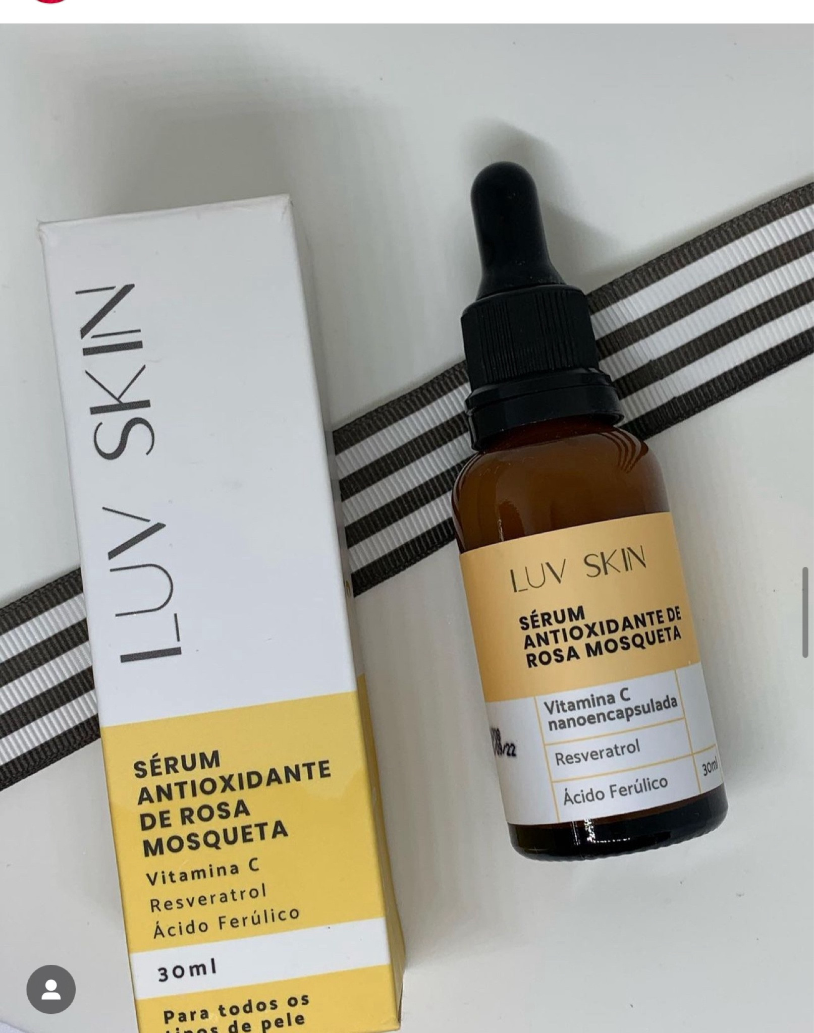 Sérum Luv Beauty – Sérum Antioxidante de Rosa Mosqueta - 30ml

Preço de mercado R$ 88,00 – época cosméticos

O que promete: A combinação dos ácido graxos da Rosa Mosqueta e dos super antioxidantes Vitamina C, Resveratrol e o Ácido Ferúlico aumentam a hidratação, corrigem e previnem os sinais de envelhecimento.

A Vitamina C, quando nanoencapsulada, é mais estável e penetra facilmente na pele, devido ao tamanho reduzido das partículas, aumentando o desempenho e a eficácia no combate aos radicais livres e no clareamento de manchas.
Cruelty Free 

Modo de Usar: É indicado para uso diário, noturno e/ou diurno. Se usado ao dia, aplique sempre antes do protetor solar. 

De um modo geral adorei o Serum e com certeza compraria novamente (o que é um otimo sinal)

O que eu percebi: o produto é bem absorvido pela pele, ótima hidratação, fragrância suave, sinto a pele mais uniforme!!!



#LuvBeauty #cuidadoscomapene 
#face #beauty