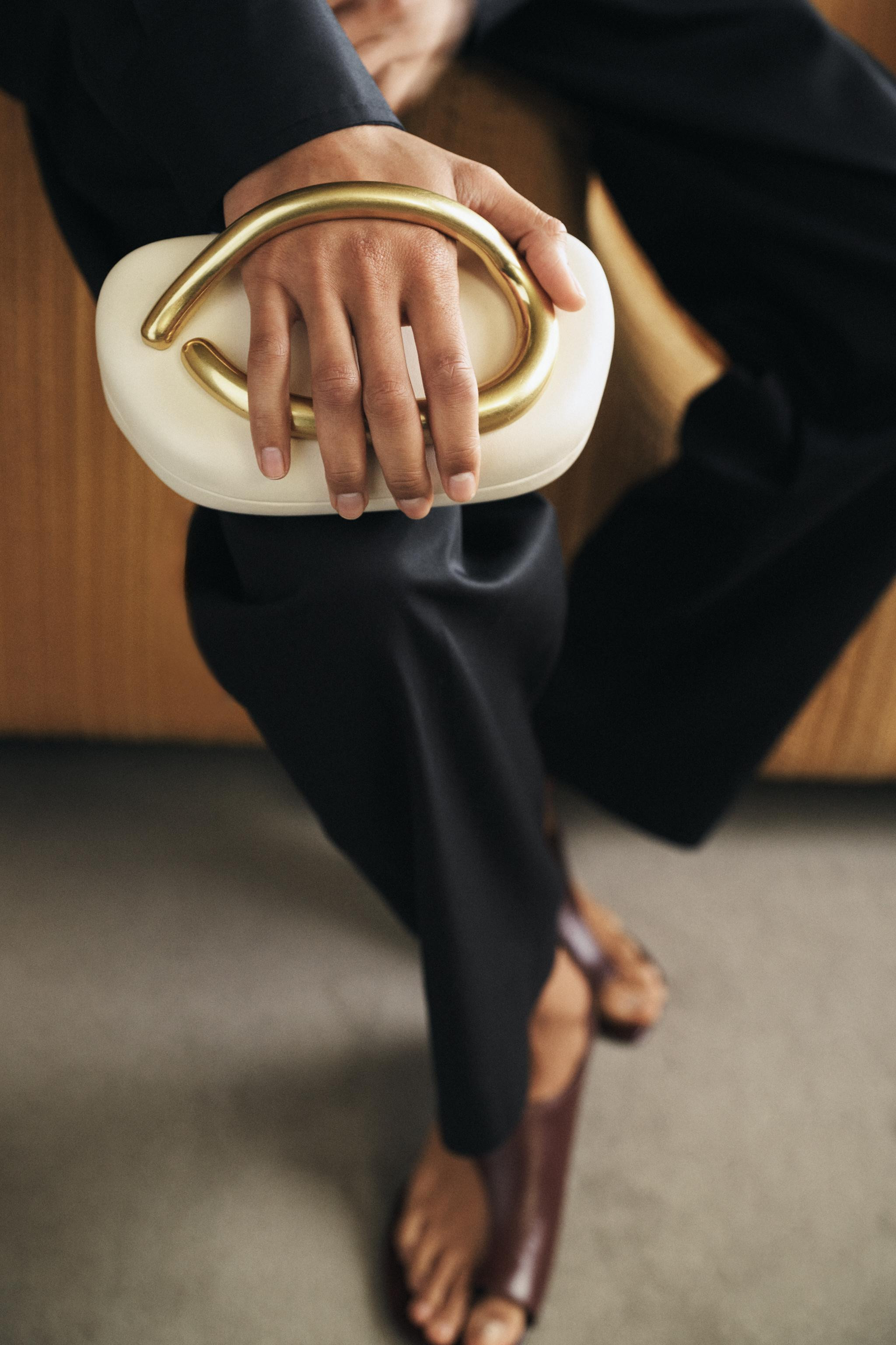 GOLD CLOSURE BOX CLUTCH | Zara US