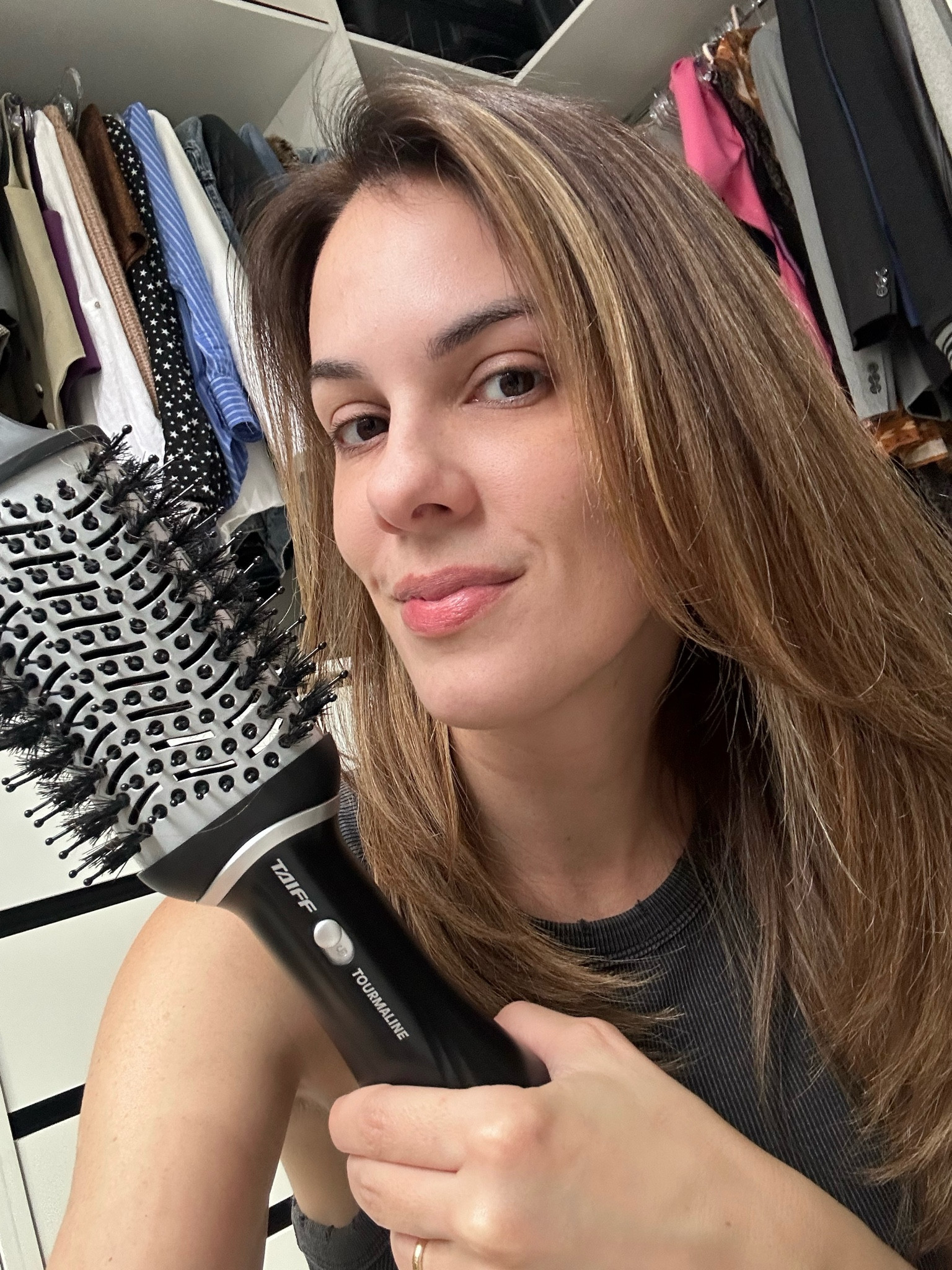 Comprei essa escova de cabelo da Taiff e amei! 

Ela é uma escova dois em um que seca e modela! 
 
 A escova tem uma boa tração nos fios, deixando o cabelo bem lisinho e modelado!  
 
Senti que ela é super potente e secou bem rápido!  
 
Fica a dica para quem está procurando uma boa escova de secar! 

#LTKpromo #LTKbrasil #LTKbeleza