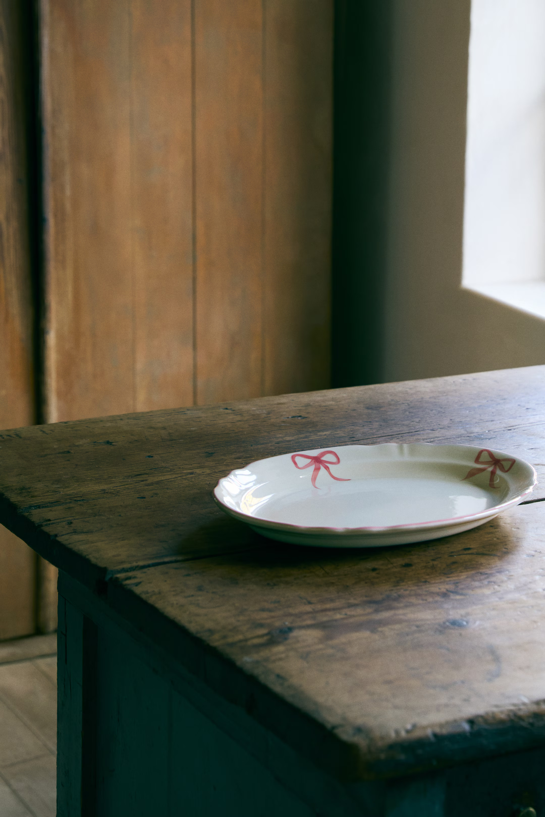 Servierplatte aus handbemaltem Steingut | H&M (DE, AT, CH, NL, FI)