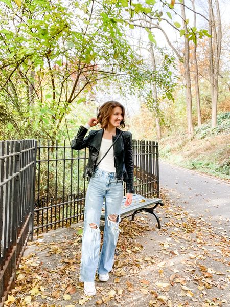 Fall outfit

Wide leg jeans / distressed jeans / casual fall outfit / weekend outfit 

#LTKbeauty #LTKtravel #LTKSeasonal