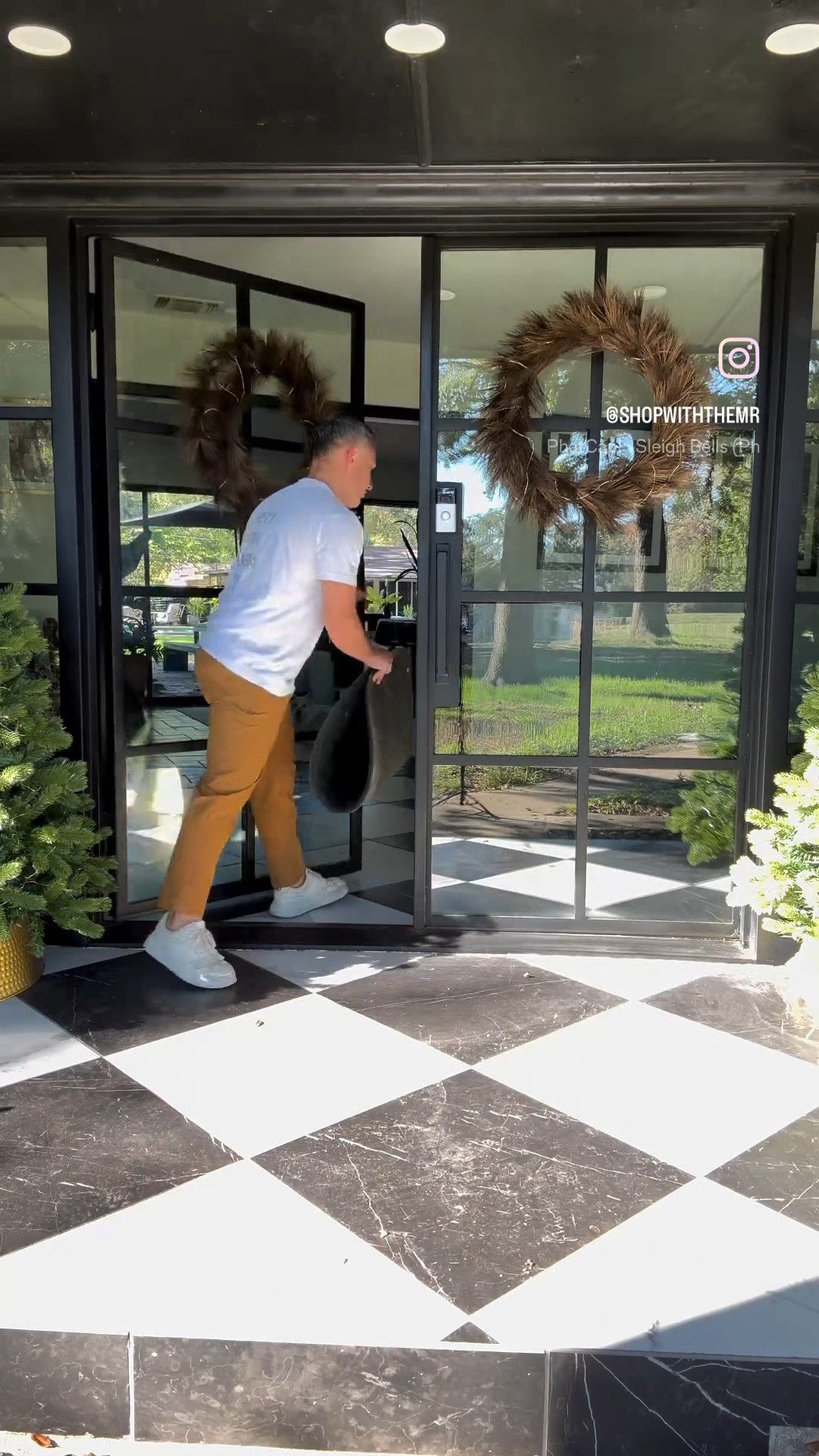 Out with the old… in with the Christmas 🎄 

#LTKHoliday #LTKhome #LTKCyberWeek