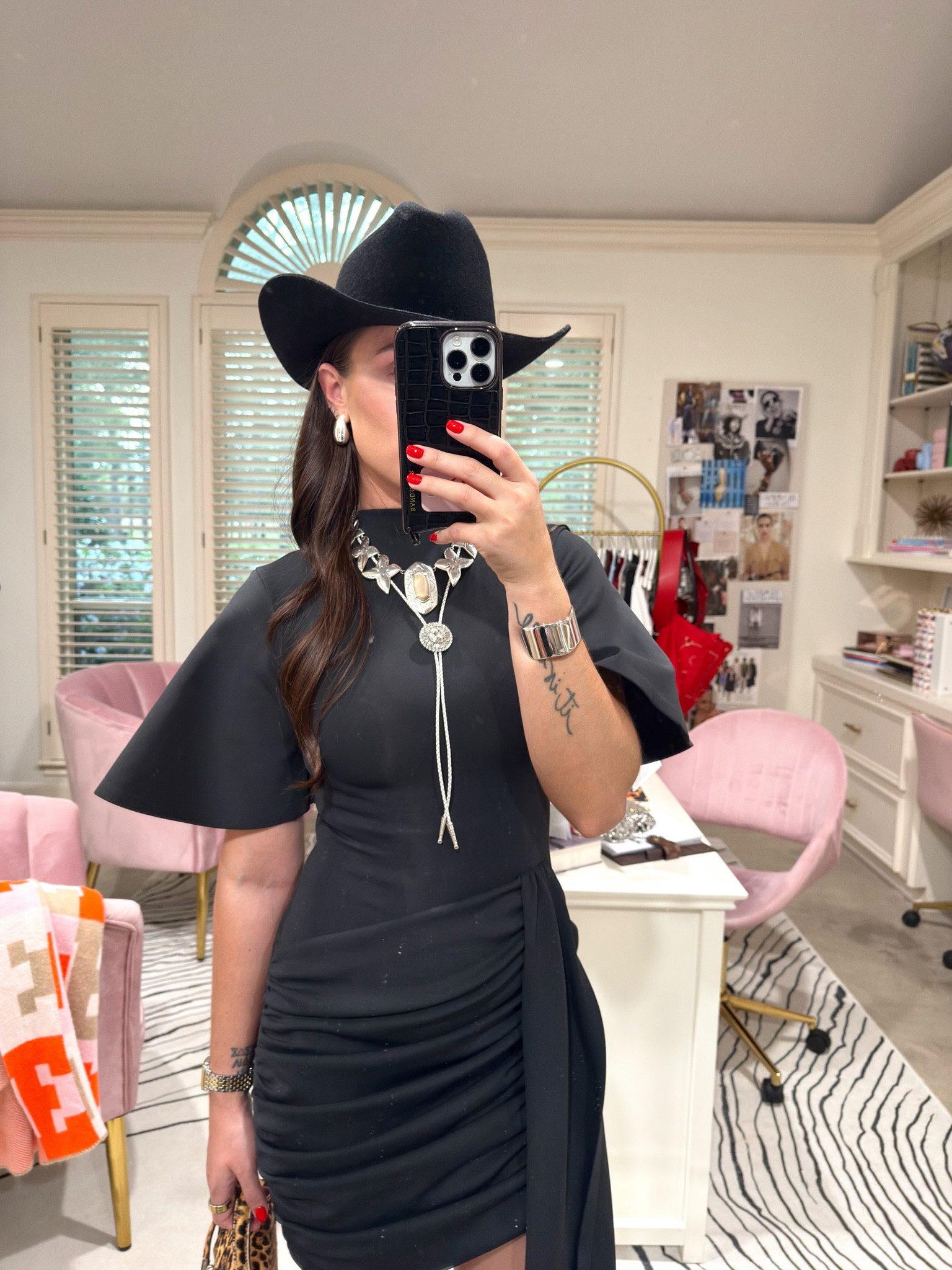 Effortless, feminine, and just a little western 🤍

This is the kind of outfit I keep reaching for this time of year — something that feels polished but still easy. A mix of classic pieces with a subtle statement (always my favorite way to get dressed).

Perfect for rodeo, brunch, or just feeling put together without overthinking it ✨

Everything linked here 🤍

#styletrend #springstyle #westernstyle #everydaystyle #fashiontrend 

 