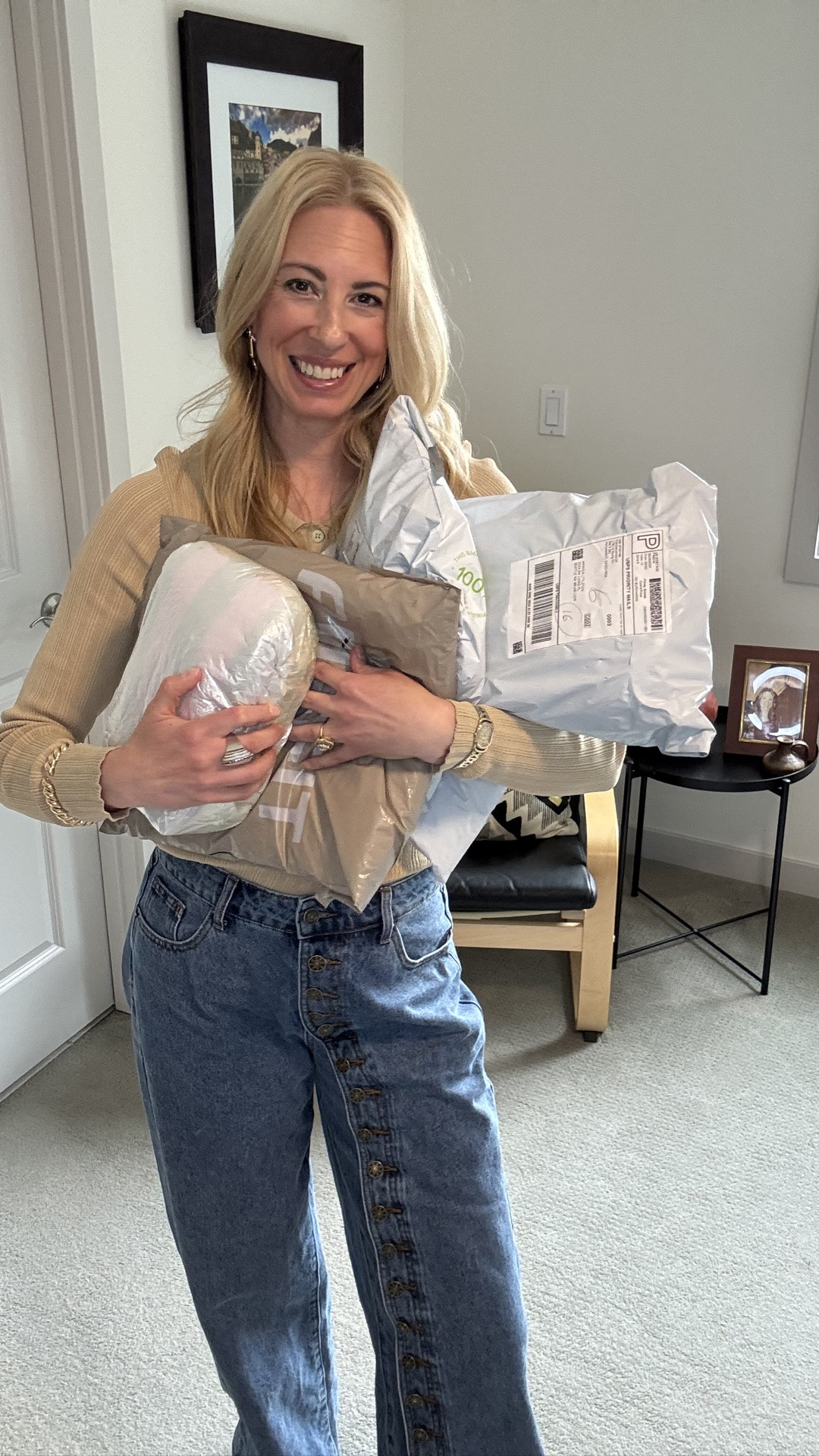 Let’s open these packages up together 🙌

Suede fringe shirt and lace shawl @ebay
Baseball tees and yellow satin pull on pants @amazon
Flip flops @crocs 
Rain jacket @puffit
Striped bags @tiktokshop

#LTKmomlife