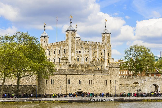 Tower of London: Entry Ticket, Crown Jewels and Beefeater Tour | Viator – A TripAdvisor Company (US)
