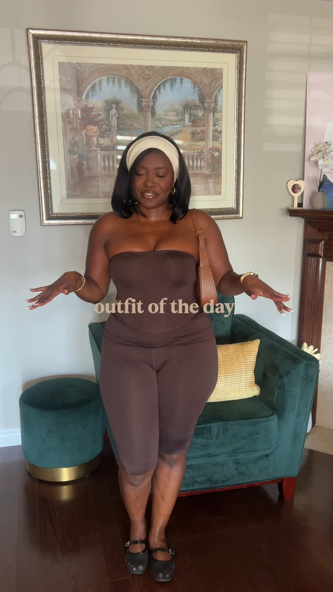 Pilates two piece set 🤎

Top medium 
Bottoms - large 
Shoes - 8