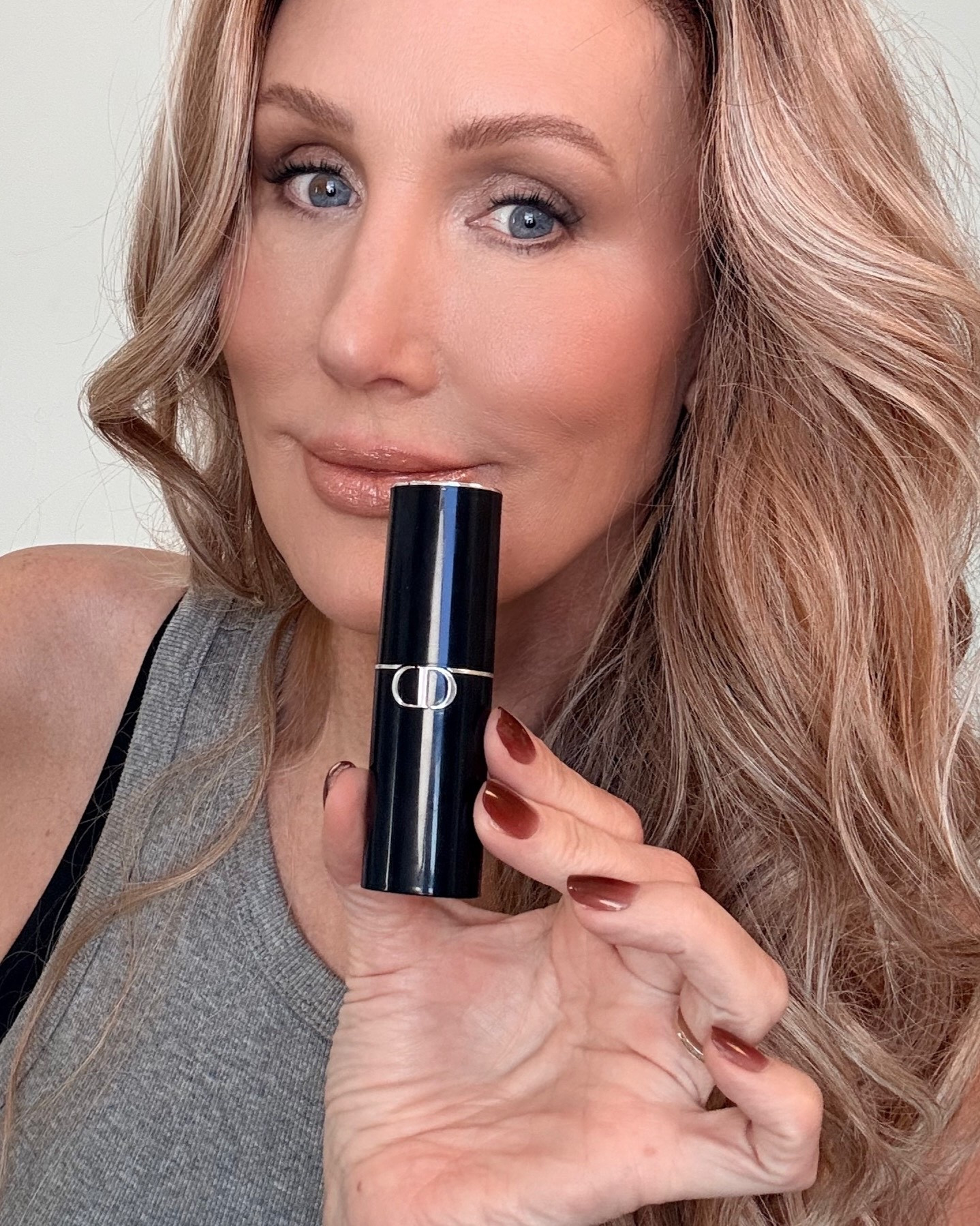 I usually hate stick foundations…… until this one! Hydrating, blurring & long wear. Zoom in!!! It’s so pretty! I’m wearing shade 3N 

#makeup #foundation #dior #makeupover40 #makeupreview