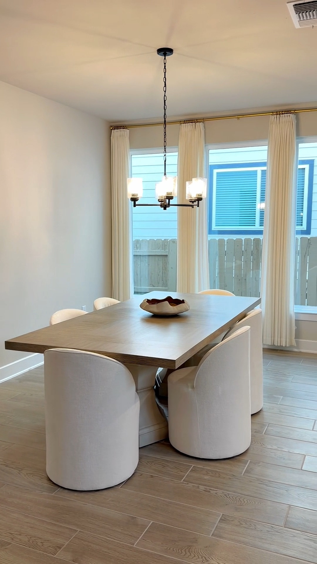 Por fin llegó mi mesa del comedor 🤍✨
Cambié de cristal a madera y no puedo estar más feliz… mucho más práctica y perfecta para el día a día 🙌🏼

Además, es expandible, así que la puedo ajustar según la ocasión 👌🏼
Hoy comencé con la mesa, las sillas y las cortinas para darle ese toque cálido que tanto quería.

Esto apenas empieza… faltan los cuadros y más detalles 🤭

Comenta COMEDOR y te envío el link de todo 🤍