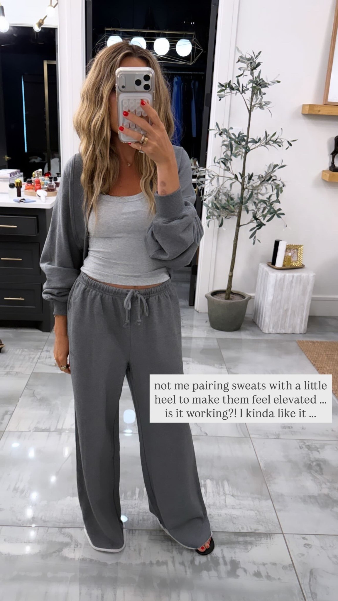 not me pairing sweats with a little heel to make them feel elevated ….. is it working?! I kinda like it …..

Small in sweats and xs in tops @Aritzia
