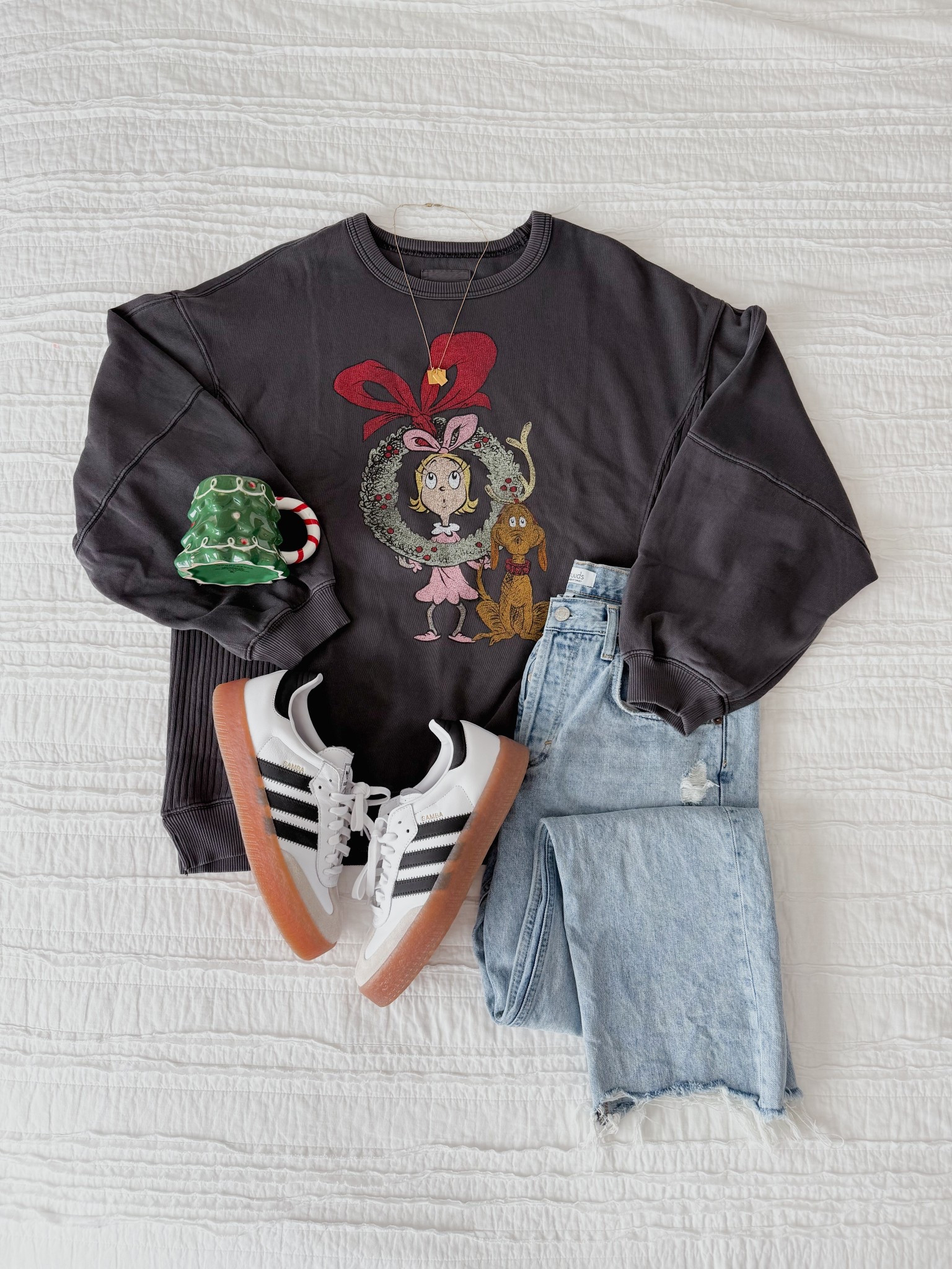 Cindy Lou is back! The cutest oversized sweatshirt for the holiday season! 

Christmas outfit 
Christmas sweater 
Christmas sweatshirt 
Aerie 
The grinch 

#LTKHoliday #LTKSeasonal #LTKFindsUnder50