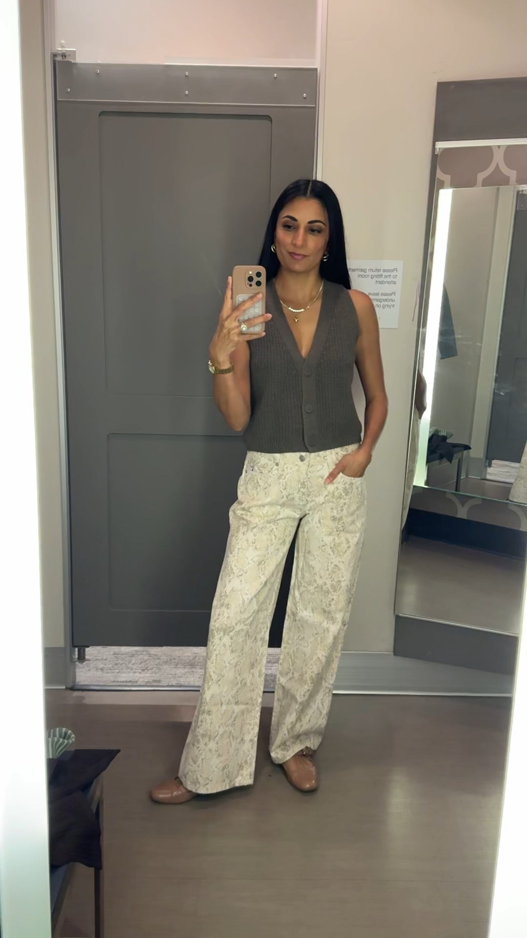 Size small in the top
Size 4 in the jeans, a 6 would have fit better 