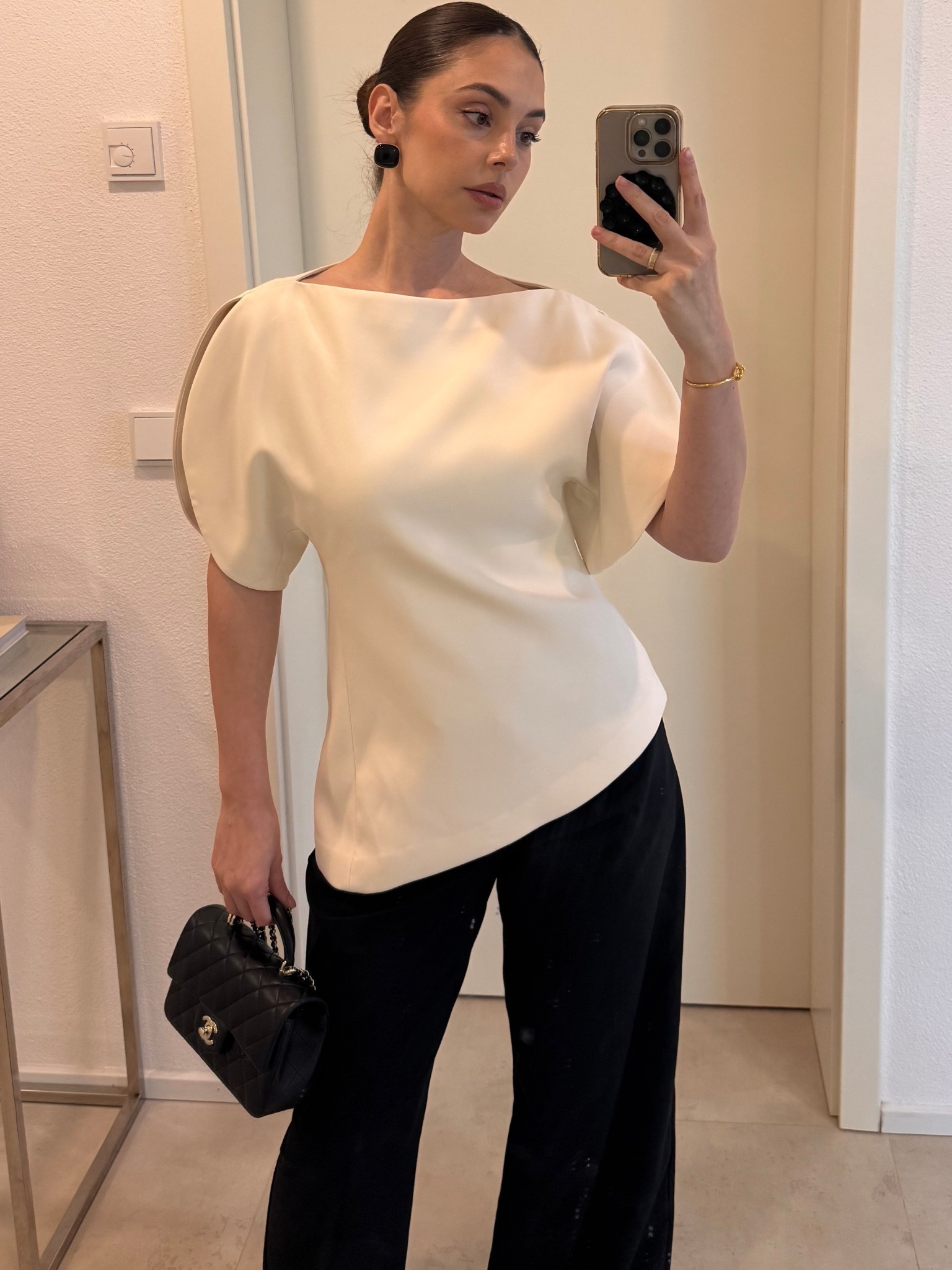 Top:
https://www.zara.com/de/de/oberteil-mit-ballonarmeln-zw-collection-p01101198.html?v1=516417008&utm_campaign=productShare&utm_medium=mobile_sharing_iOS&utm_source=red_social_movil

#LTKspring #LTKeurope #LTKdeutschland