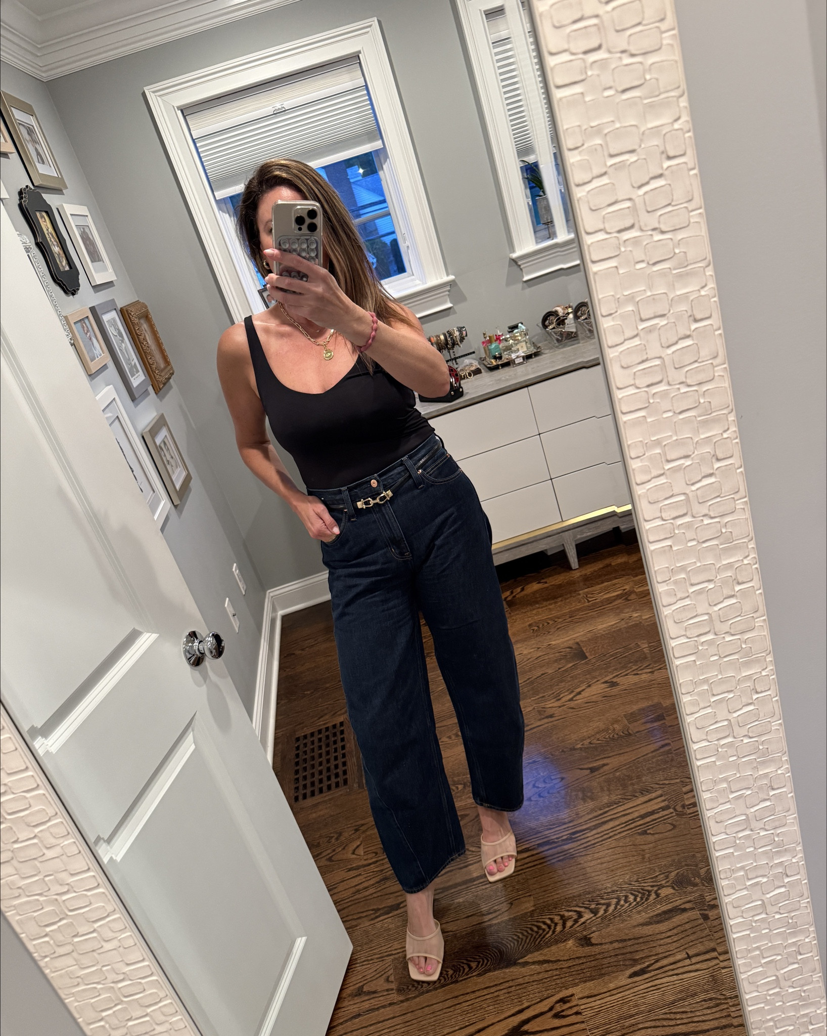 Spring wardrobe capsule basics. Just trust me. 💯

Dark denim
White & black bodysuits
White & black Henley tanks
Nude sandals
Nude mules 
Cropped trench 

✨✨✨✨✨✨✨