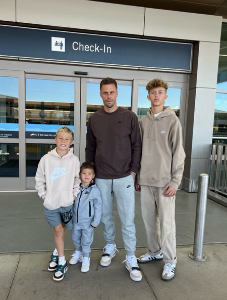 Men’s + Kids Travel Outfits 
