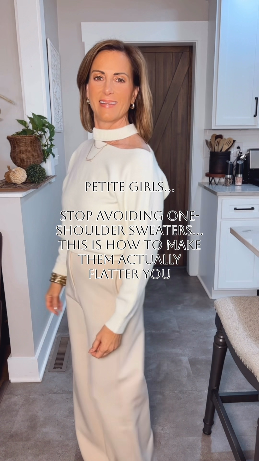 Petite girls, don’t automatically write off the one-shoulder sweater! 👏

The trick is all in the proportions. When you’re petite, especially if you’re short-waisted, the right neckline, fit, and length can make this trend look flattering instead of overwhelming.

✨ One shoulder = instant interest
✨ A more fitted silhouette keeps it from swallowing you.
✨ The right length helps create the illusion of longer legs.