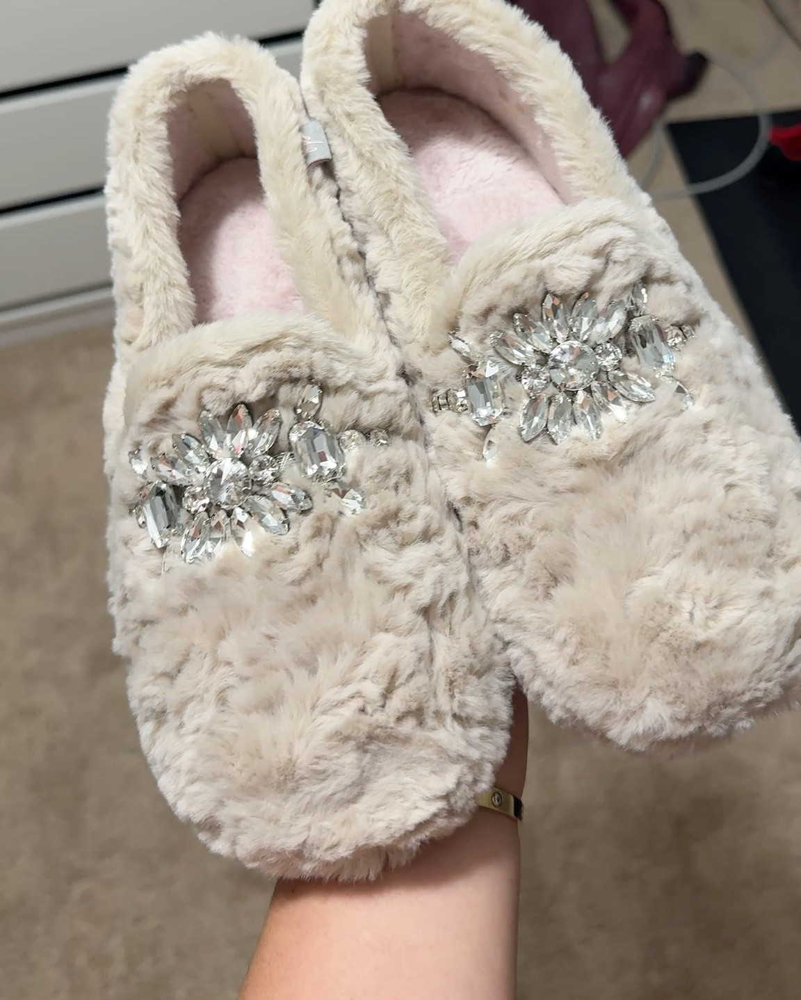 If you’re extra like me, you need these slippers!

#LTKStyleTip #LTKFindsUnder100 #LTKFindsUnder50