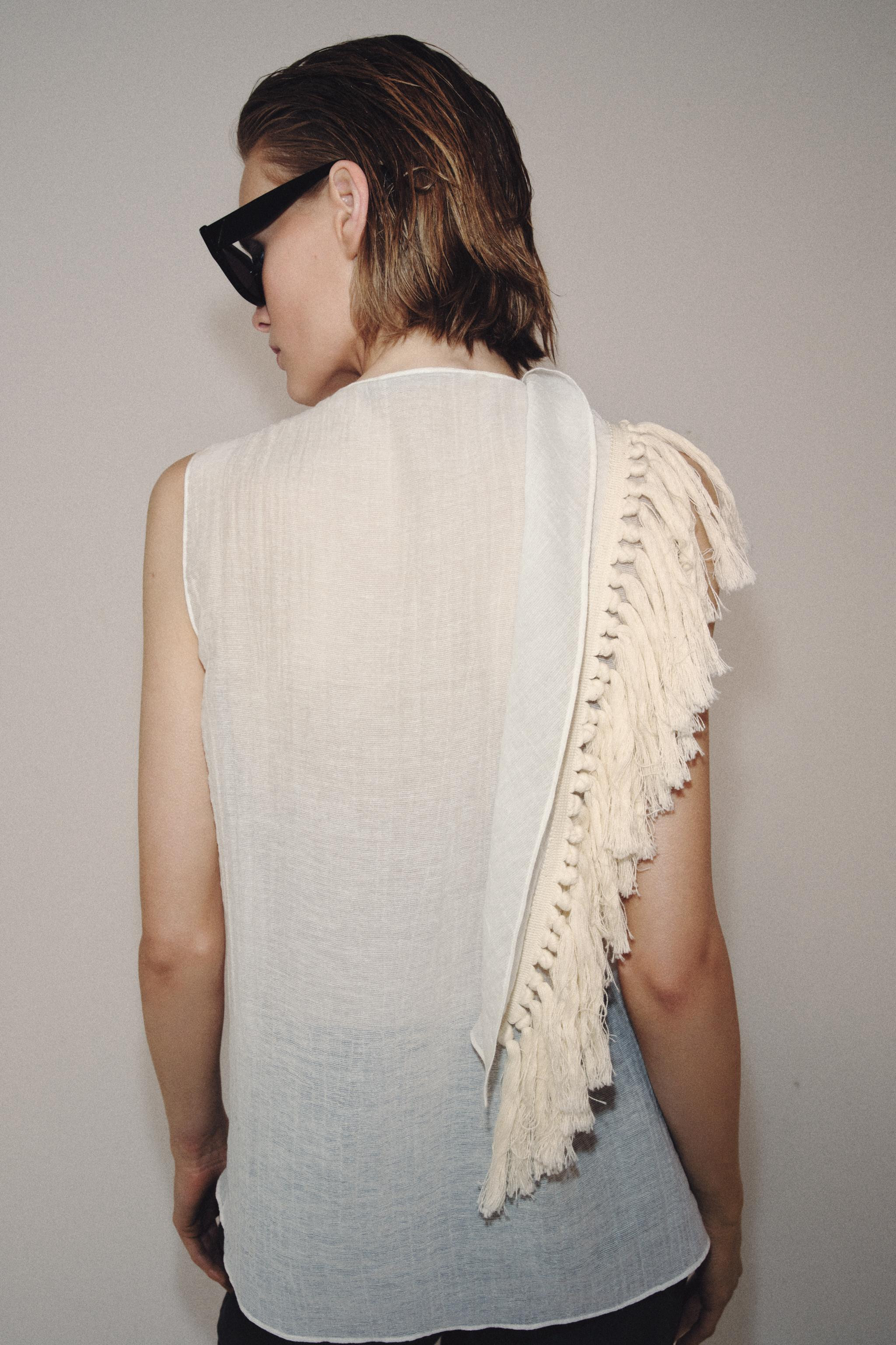 ZARA WOMAN COLLECTIONTop made of a viscose blend yarn with 9% linen. Fluid neckline and sleeveles... | Zara US