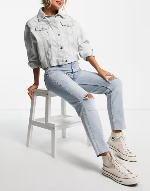 Stradivarius – Schmal geschnittene Mom-Jeans aus Bio-Baumwolle mit Stretch und Rissen in Hellbl... | ASOS (Global)