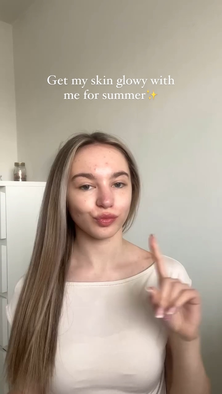 introducing the @giveme.cosmetics skincare range into my skincare routine for summer ✨ giving me a glow for summertime 

#gifted #givemecosmetics #skincareproducts #skincare #beautycontent #myskincareroutine #glowyskin
