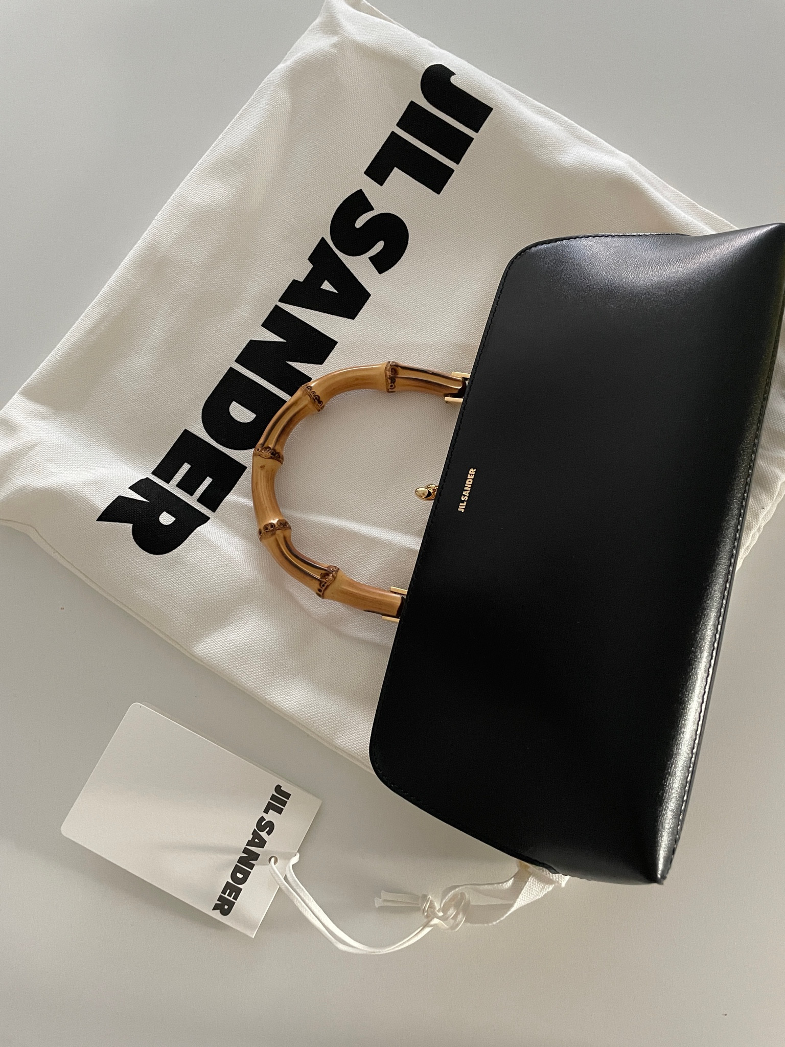 마이테레사에서 ‘질샌더 고지백‘ 주말 특별 할인중!✨✨
클래식한 디자인으로 언제든지 멋스럽게 들기좋은 질샌더 가방 이번 주말만 가능한 20%할인가격으로 득템하세요 🛍️🛍️




#LTKkorea #LTKasia #LTKbag