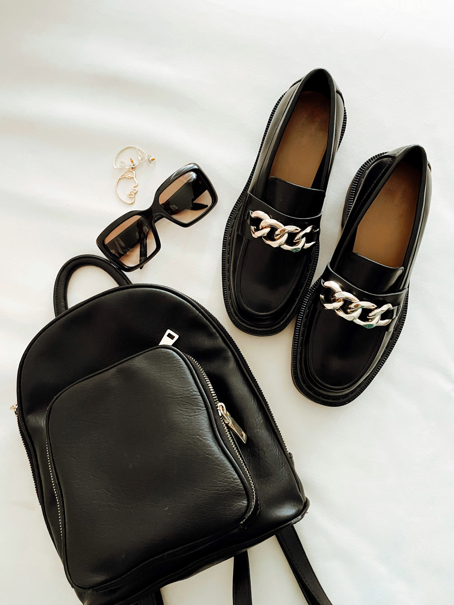 Autumn 🍂 details 🖤

Backpack • Loafers • Sunglasses • black and gold • Fall Style• Fall Fashion• Autumn details 

#fallfashiontrends #fallfashion2022 #loafers #loafershoes #loafer #blackbag 

#LTKstyletip #LTKSeasonal #LTKshoecrush