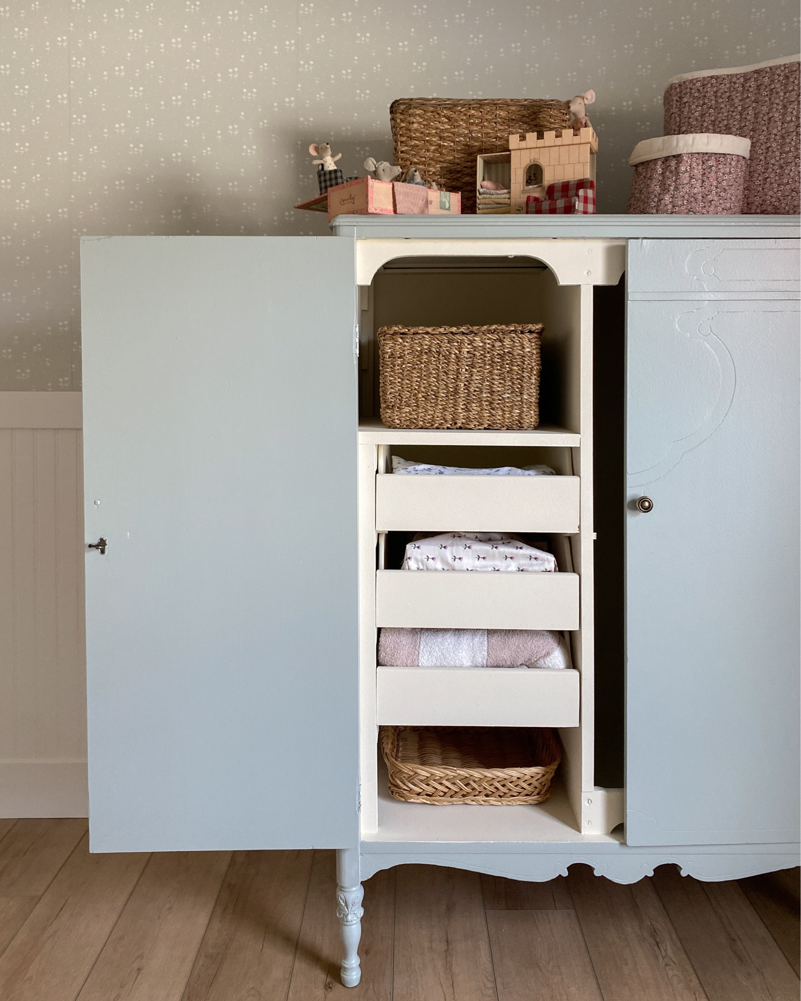 Take a peek inside this wardrobe. 👀