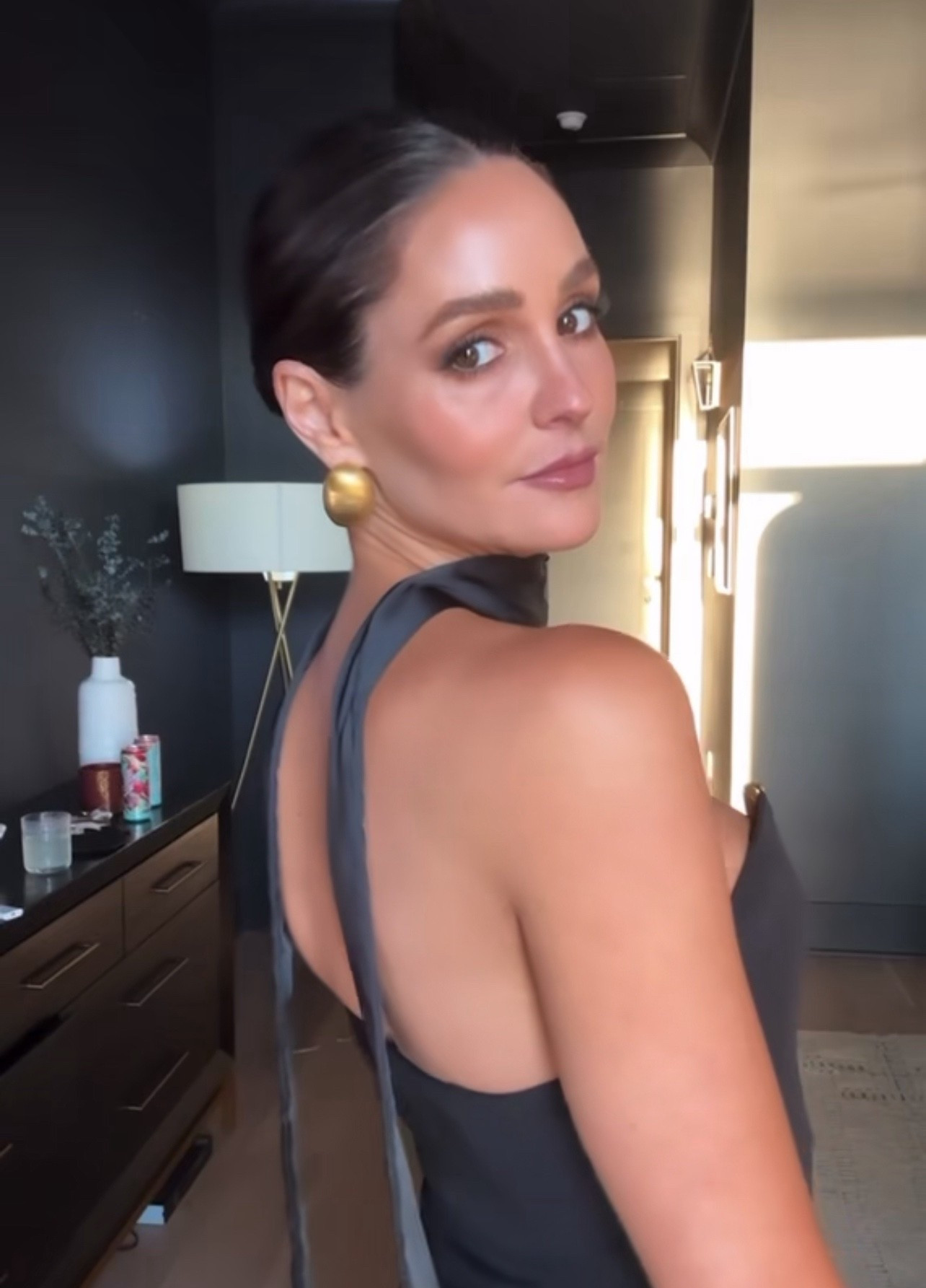 The best part of getting ready is when the hair, makeup, and outfit all come together — that’s when the glam feels complete ✨