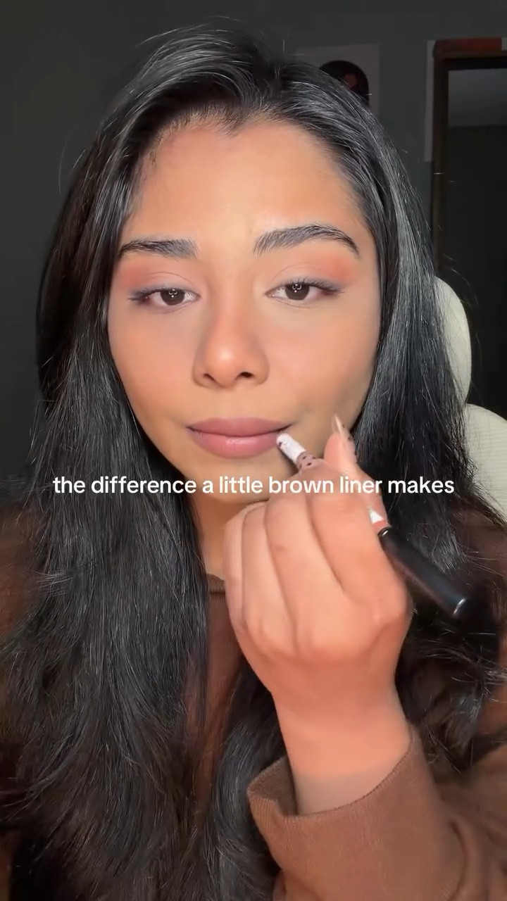 My favourite liner of all time @makeupbymario in the shade travis #oliveskin #browngirlmakeup #lipliner #naturalmakeup #brownlipliner