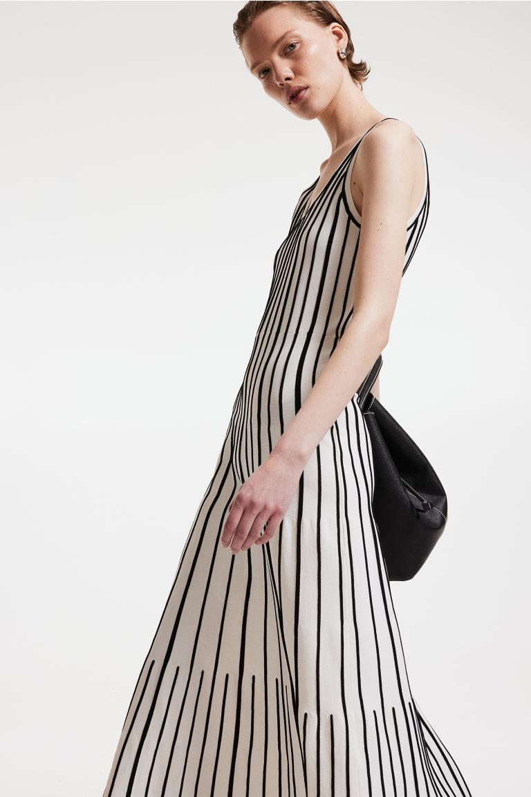 Knitted A-line dress - Deep neckline - Sleeveless - White/Black striped - Ladies | H&M GB | H&M (UK, MY, IN, SG, PH, TW, HK)