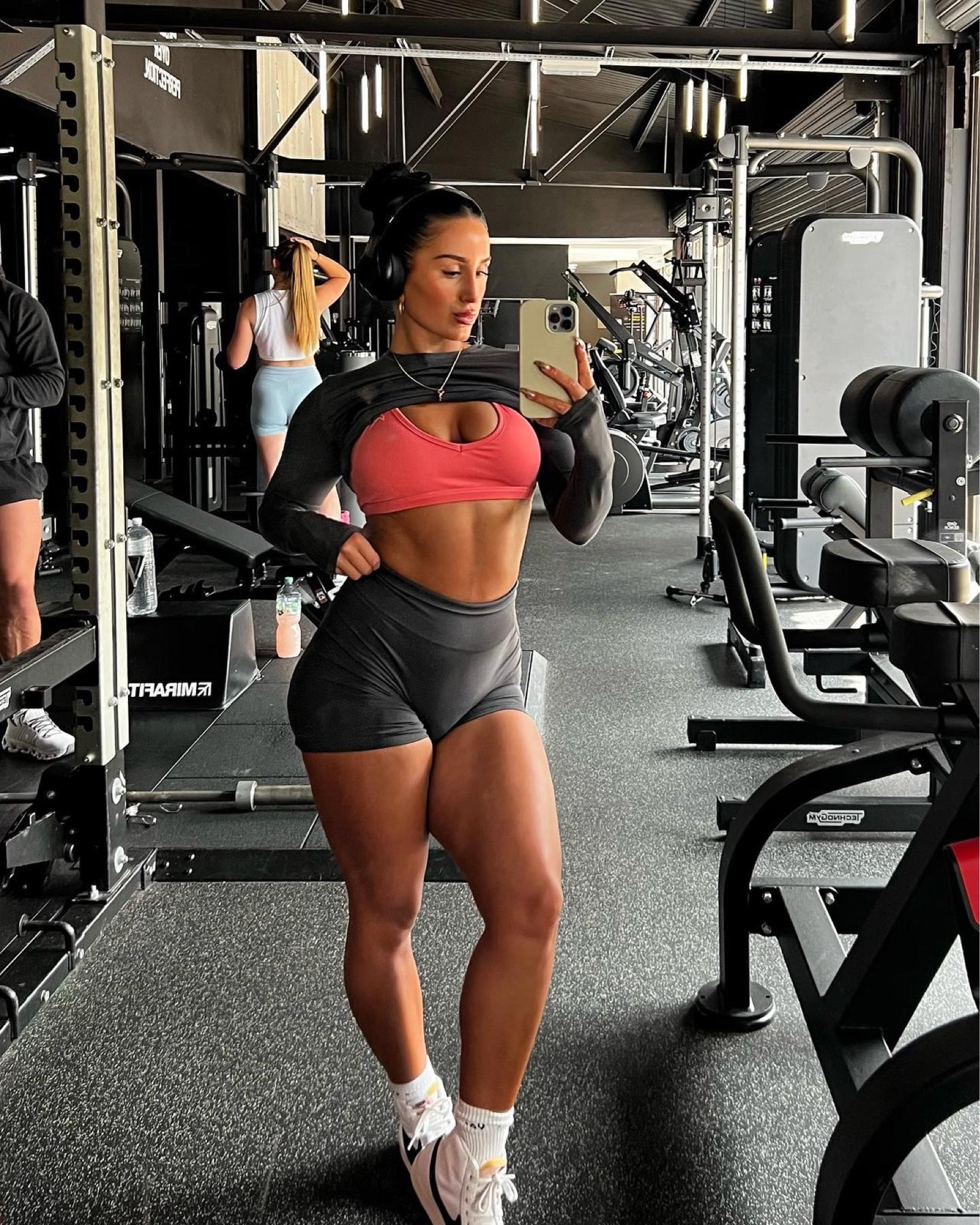 Cropped sports top, grey cut out gym top, dark grey gym shorts, pink sports bra, orange sports bra, gym shark, Nike

#LTKSeasonal #LTKeurope #LTKfitness