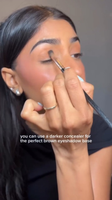 Somehow this was the most perfect base for my eyeshadow @esteelaudercanada double wear!!
.
.
.
#esteelauder #doublewearconcealer #browneyeshadow #makeuptips #makeuphacks