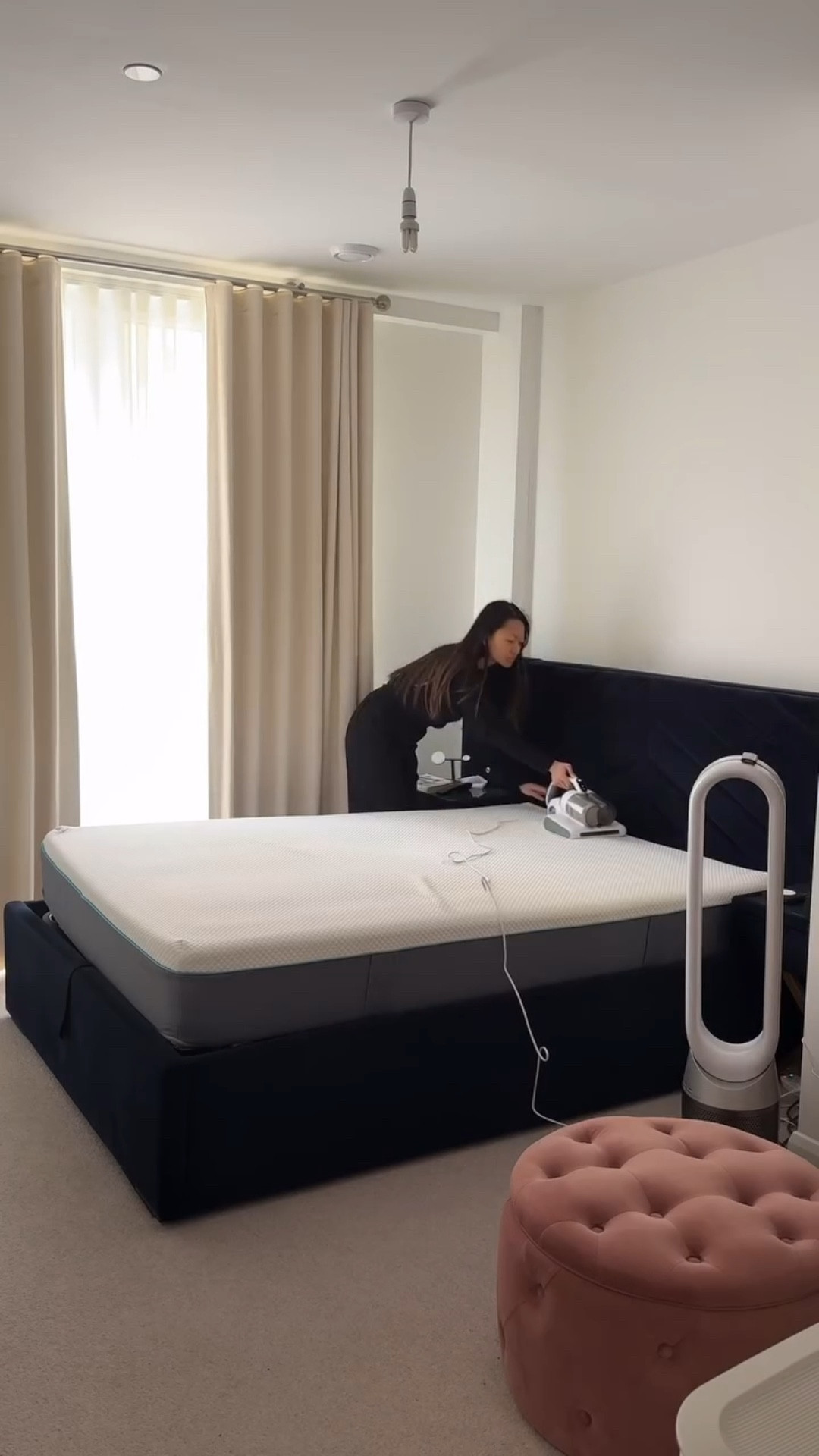 It’s Monday - let’s goooo! It’s  #CleaningReset time and I’m teaming up with @hoovermyhome to show you their Hoover 4-in-1 Corded Handheld Mattress Vacuum —and yes, it’s as cute as it is effective! I haven’t even had @simbasleep mattress that long and just *look* at the dust it pulled up...It uses UV light to kill bacteria and even helps with bed bugs-so satisfying. I’m also @purdyandfigg spray in scent: grounding tetiver —perfect for a clean finish. #homebodylife @hoover_uk