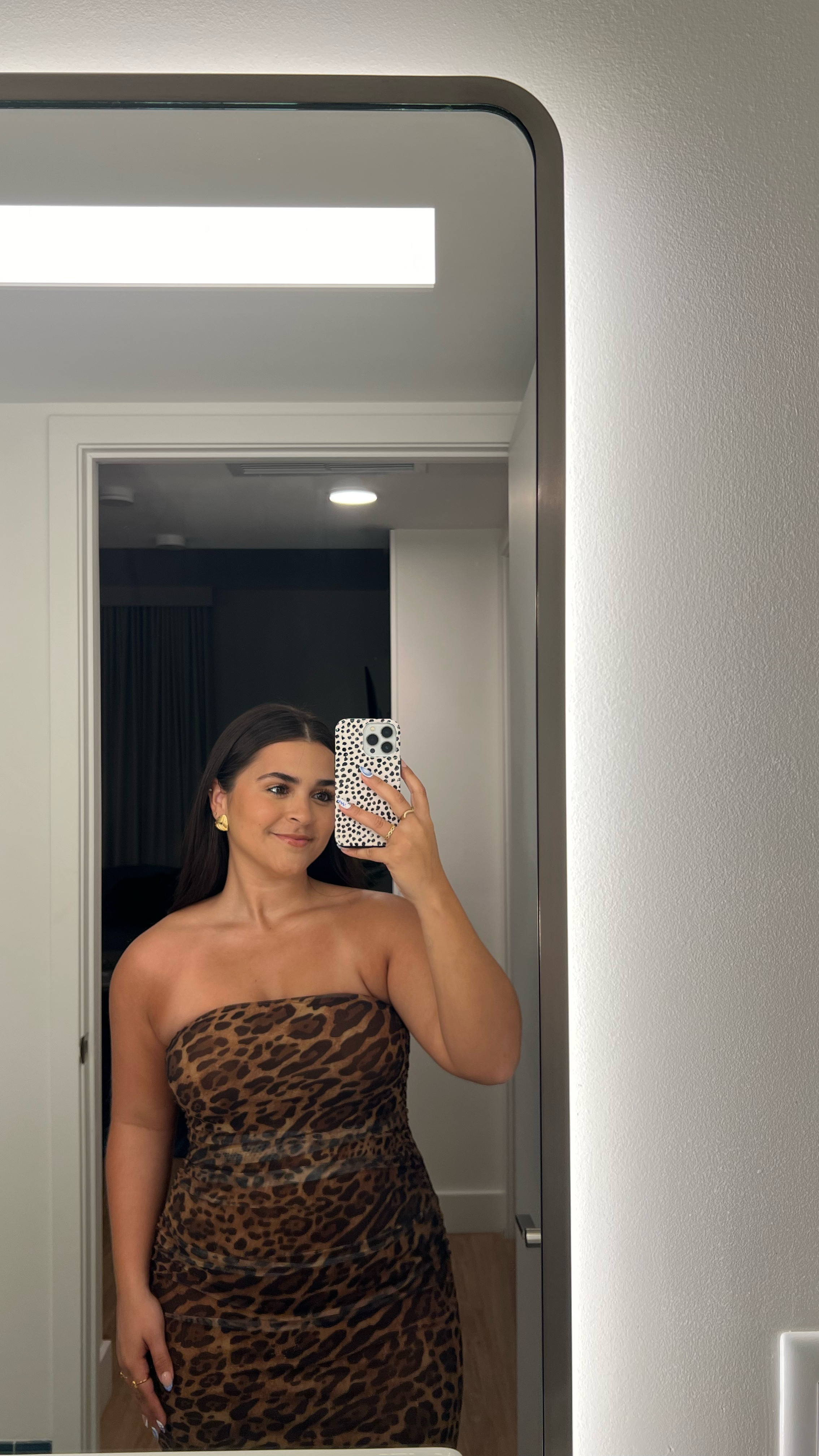 saw a girl use sunscreen for glowy skin and we had to try it out ✨🤭
#grwm #makeupgrwm #nightoutmakeup