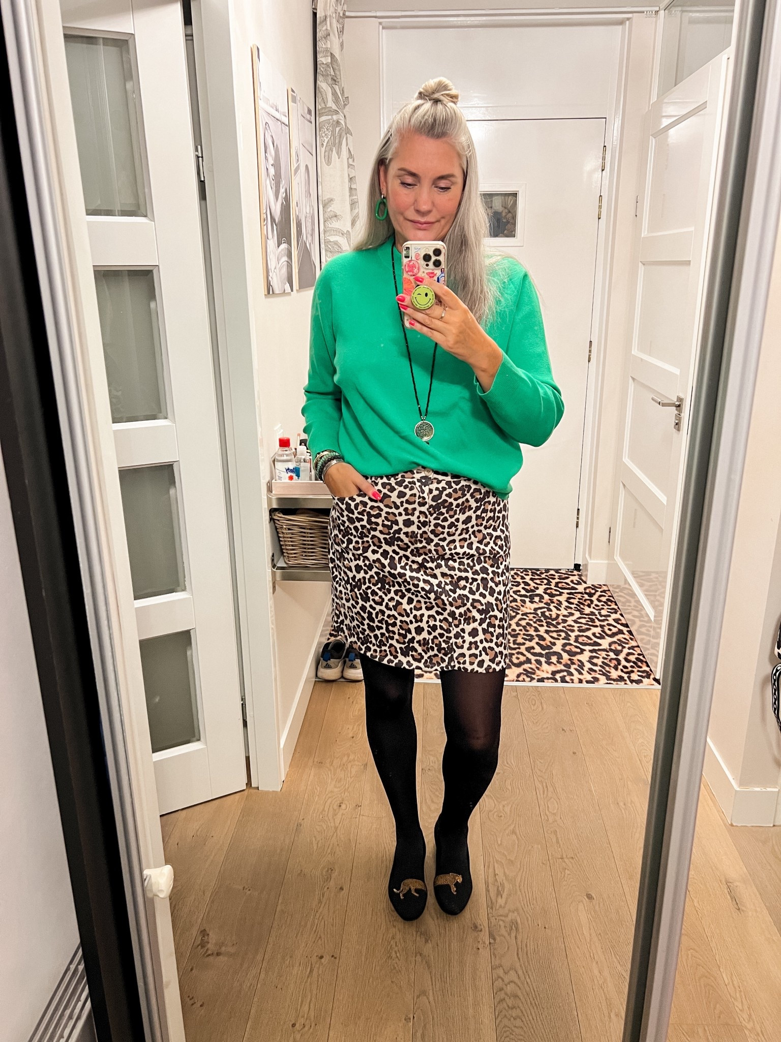 OOTD - Woensdag. Groene trui met opstaand kraagje (Mango, xl), luipaard rokje (de M by Maartje, L), panty (Snag tights) en flatjes met luipaard print. 



#LTKworkwear #LTKnederlands #LTKeurope