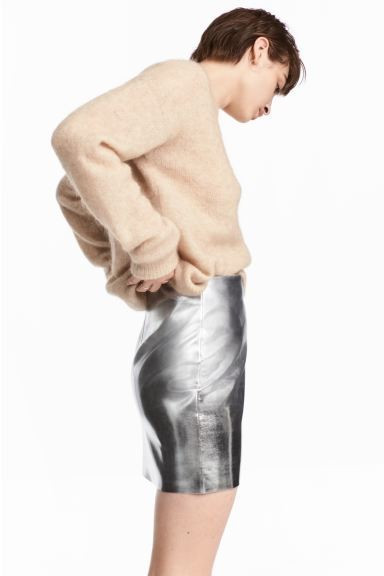 Short skirt in faux leather with a shimmering metallic finish. Visible zip at back. Lined. | H&M (US + CA)