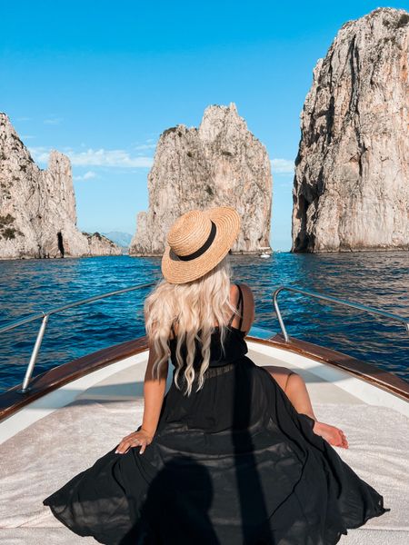 Our BEST day was the day we rented a private boat in Capri 🛶 Unlike anything we’ve ever done before, because you don’t just go out on the water, the driver took us all around the island and had us stop at the Blue Grotto, Green Grotto, different caves, different beaches, etc. It was AMAZING and I would highly recommend doing this if you come to capri ☺️

Outfit details: Wearing this @pinklily swimsuit with this black coverup that can pass for a dress from @boohoo 🖤🤍