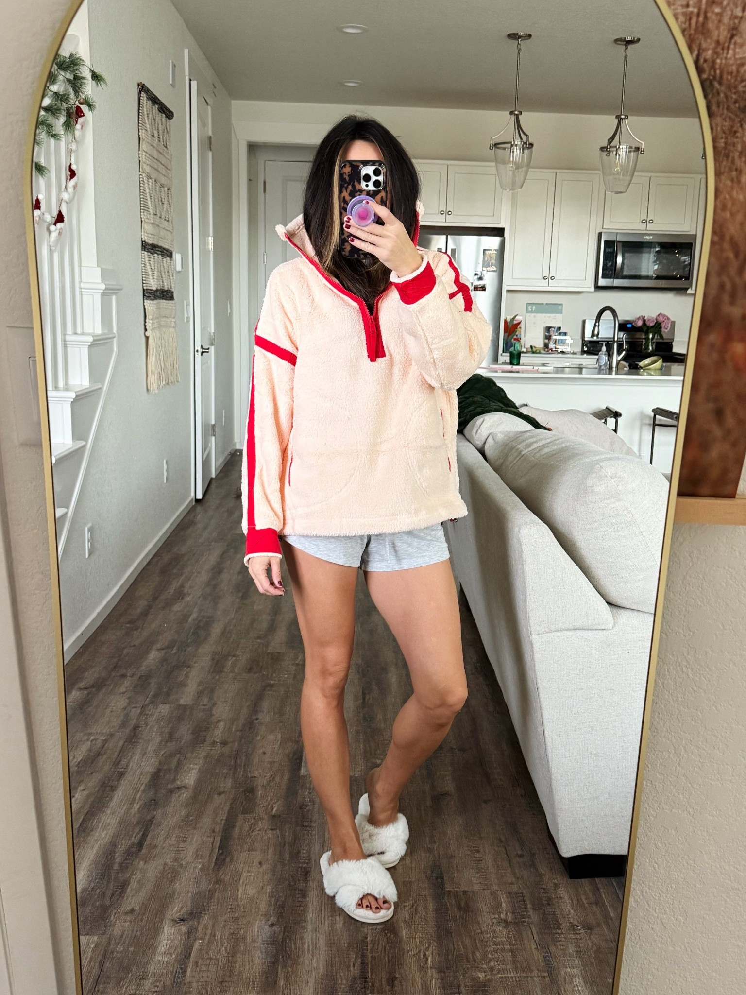 Cozy morning in an oversized fleece sweatshirt. Wearing a size smalll

#LTKgrwm #LTKHoliday #LTKdayinmylife