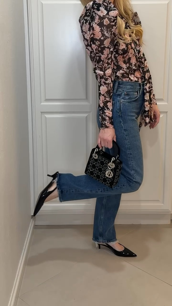 Floral Top
Jeans
Bag
Spring Outfit 