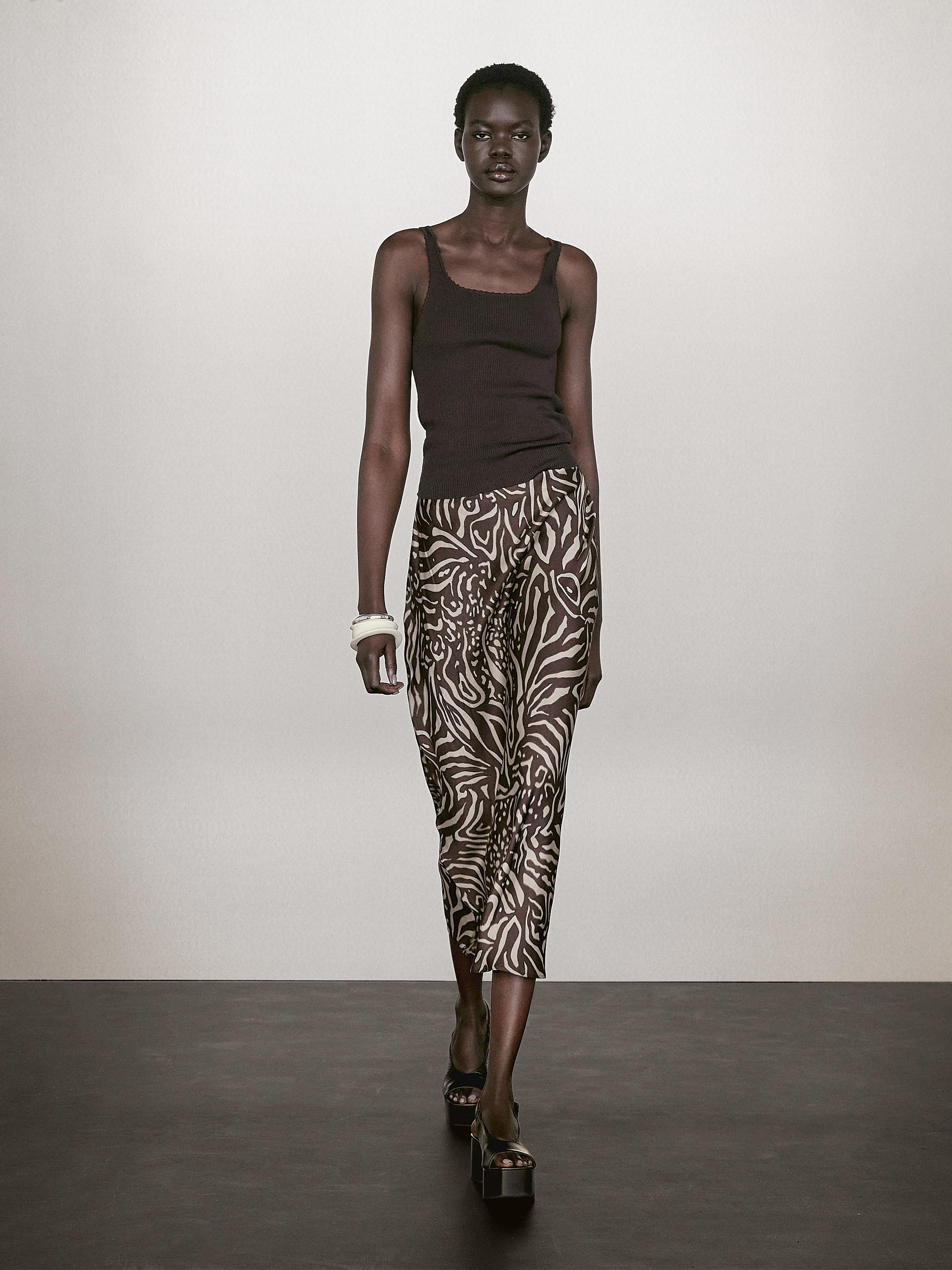 Flowing skirt. Elasticated waistband detail. Animal print. | Massimo Dutti US