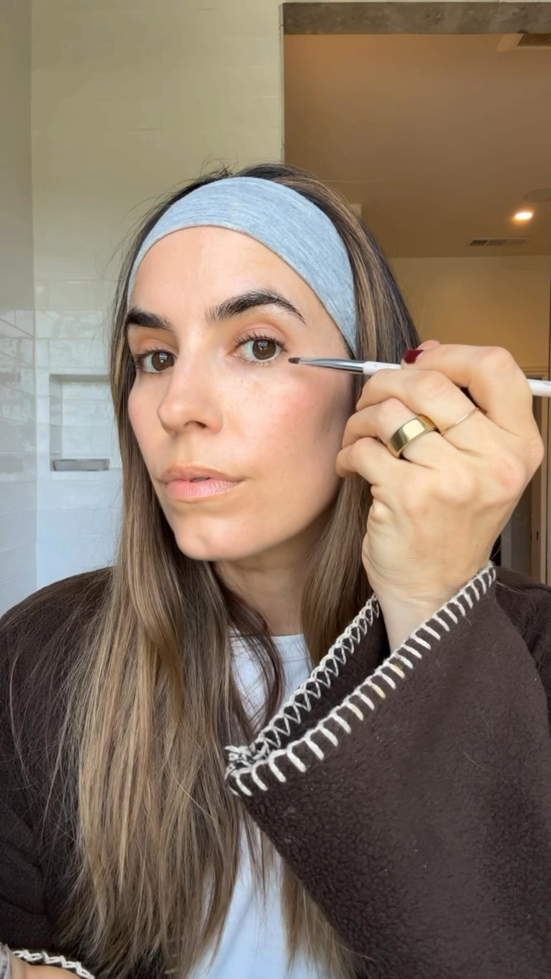 The best eyeshadow in dark brown (matte) and the liner brush 