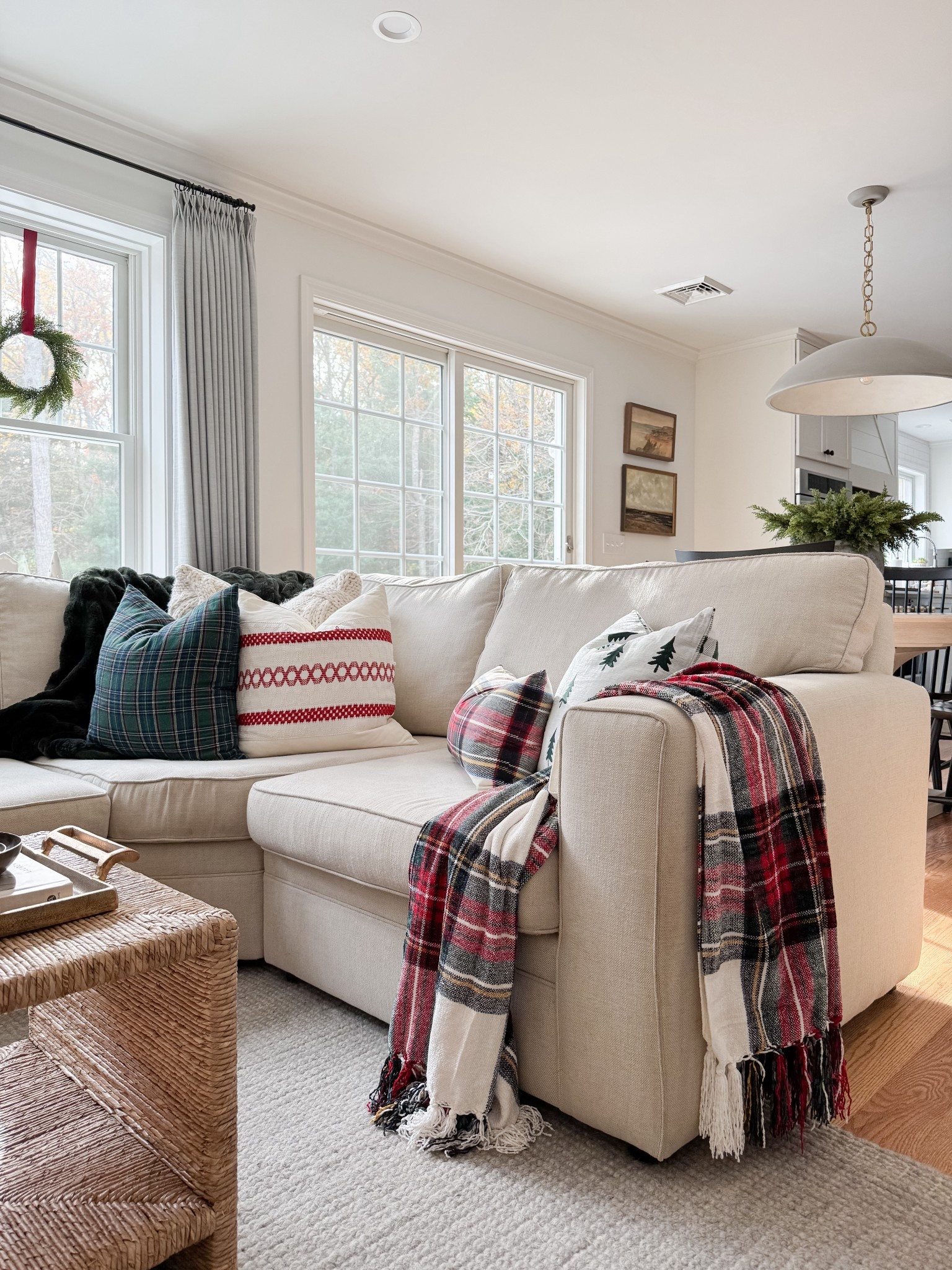 Holiday living room

Amazon home  Ralph Lauren Christmas decor  Coastal living room  throw blanket, throw pillows, potter barn sofa,  vase, jute rug, sherri calnan home 

#LTKHoliday #LTKHome #LTKStyleTip