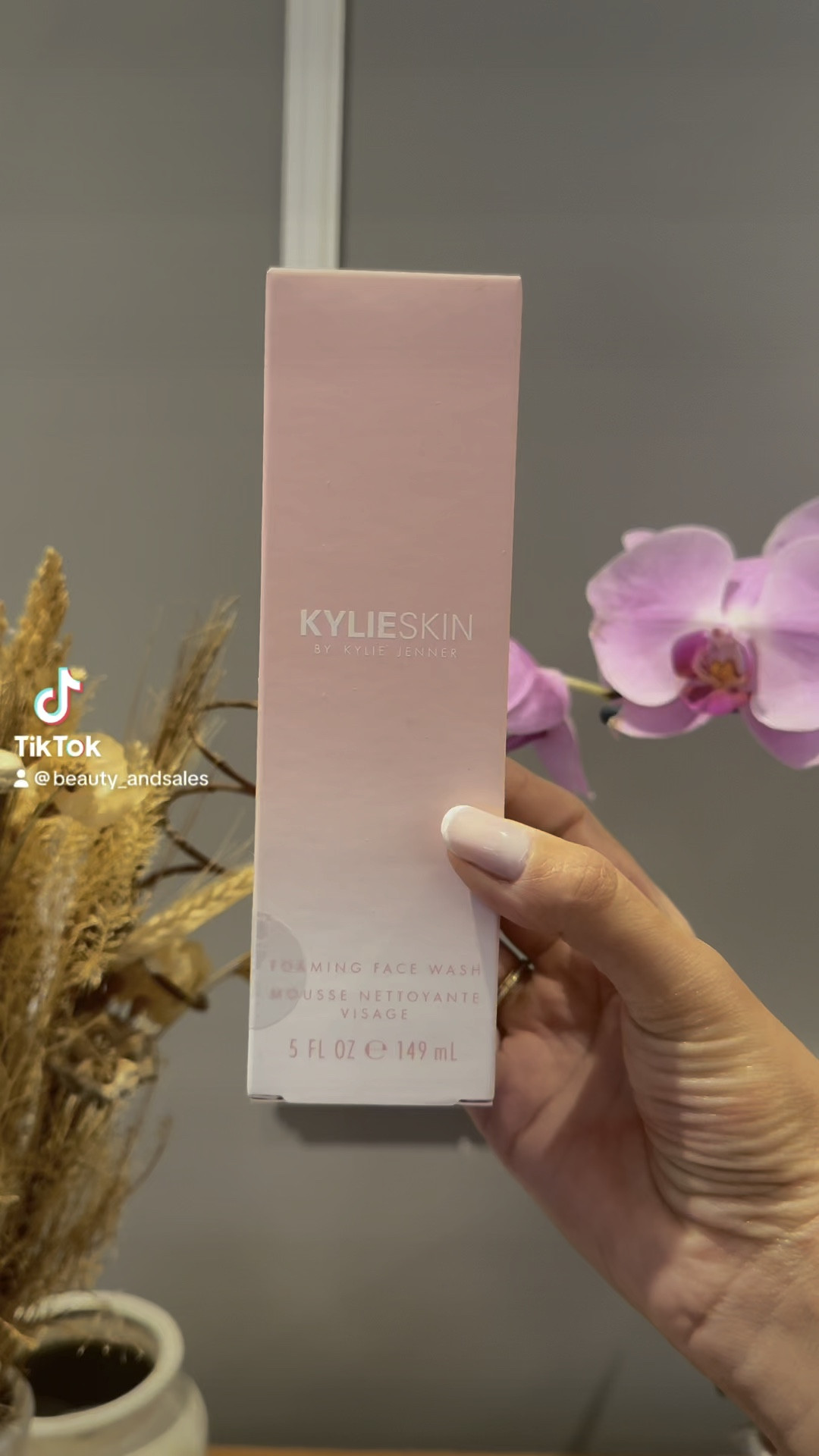 Kylie Skin 
.
Limpeza facial da Kylie @kylieskin 
.
Me surpreendi com a qualidade. Limpa muito bem a pele e possui ótimo rendimento.
.
#kylieskin #saboneteliquido #facial #cuidados #dicas #tips 

#LTKbrasil #LTKbeauty