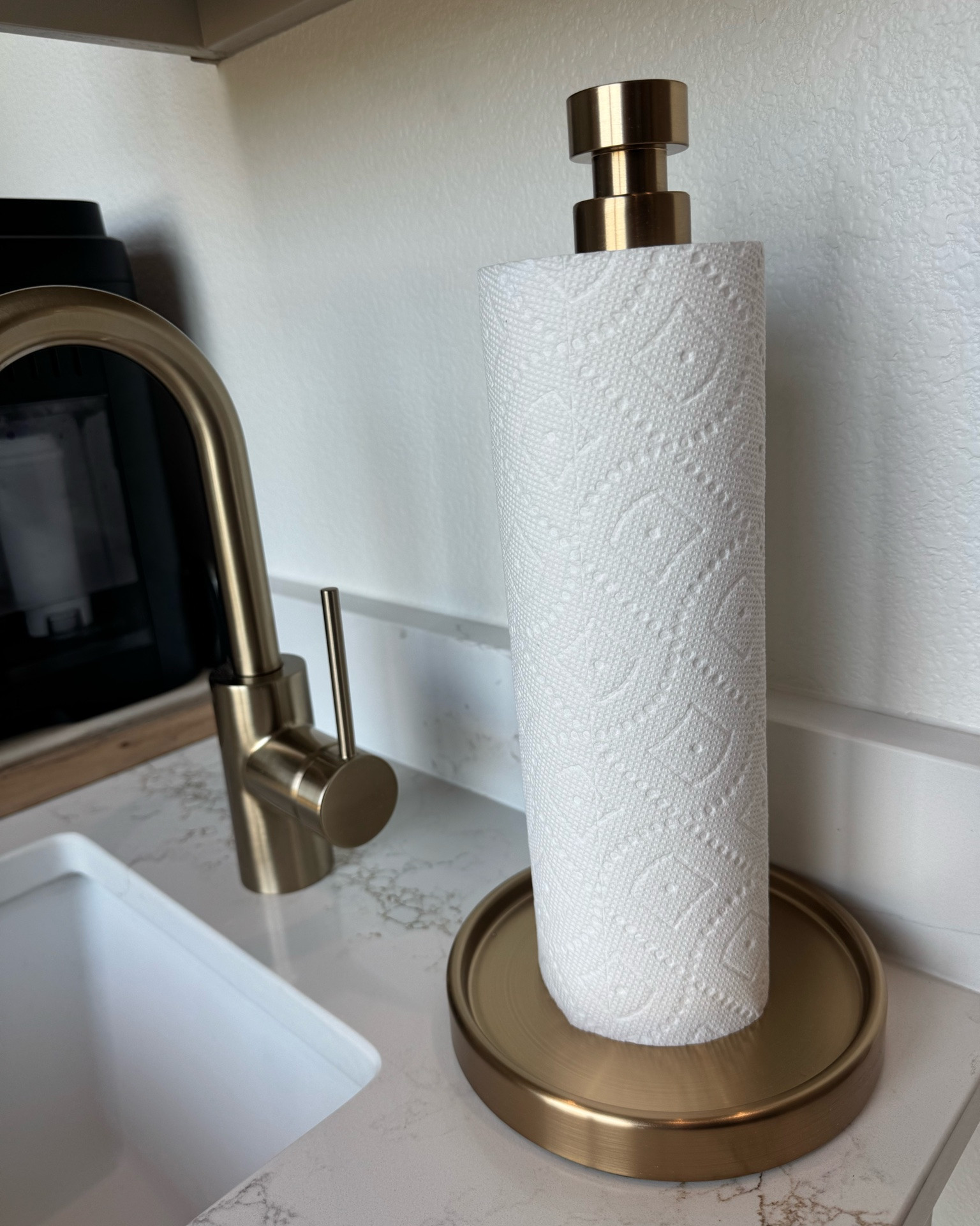 It’s the little details and honestly I LOVE this paper towel holder! It’s heavy and doesn’t tip over, and looks so pretty!
#kitchen #kitchenessentials #kitchendecor

#LTKHome
