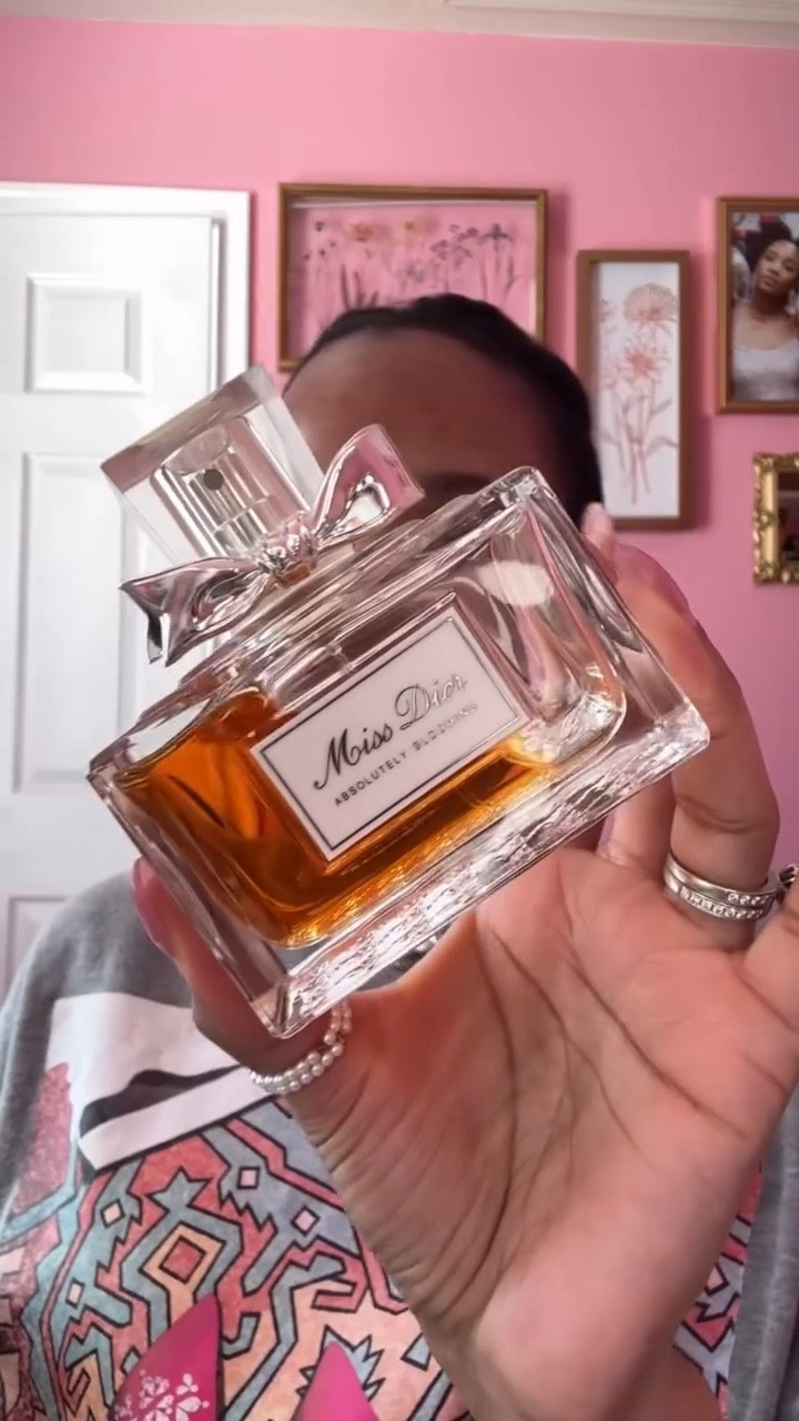 ✨Day 28 of my scented countdown to 39✨

Today’s theme is main character fragrance 💐🎬

Miss Dior Absolutely Blooming — flirty, confident, and full of charm. The kind of scent that makes every moment feel like your spotlight. 💖✨

@diorbeauty 

#FragranceLover #MissDior #AbsolutelyBlooming #MainCharacterEnergy #PerfumeCollection #FragranceCommunity #FeminineFragrance #dior #diorbeautylovers #diorbeauty