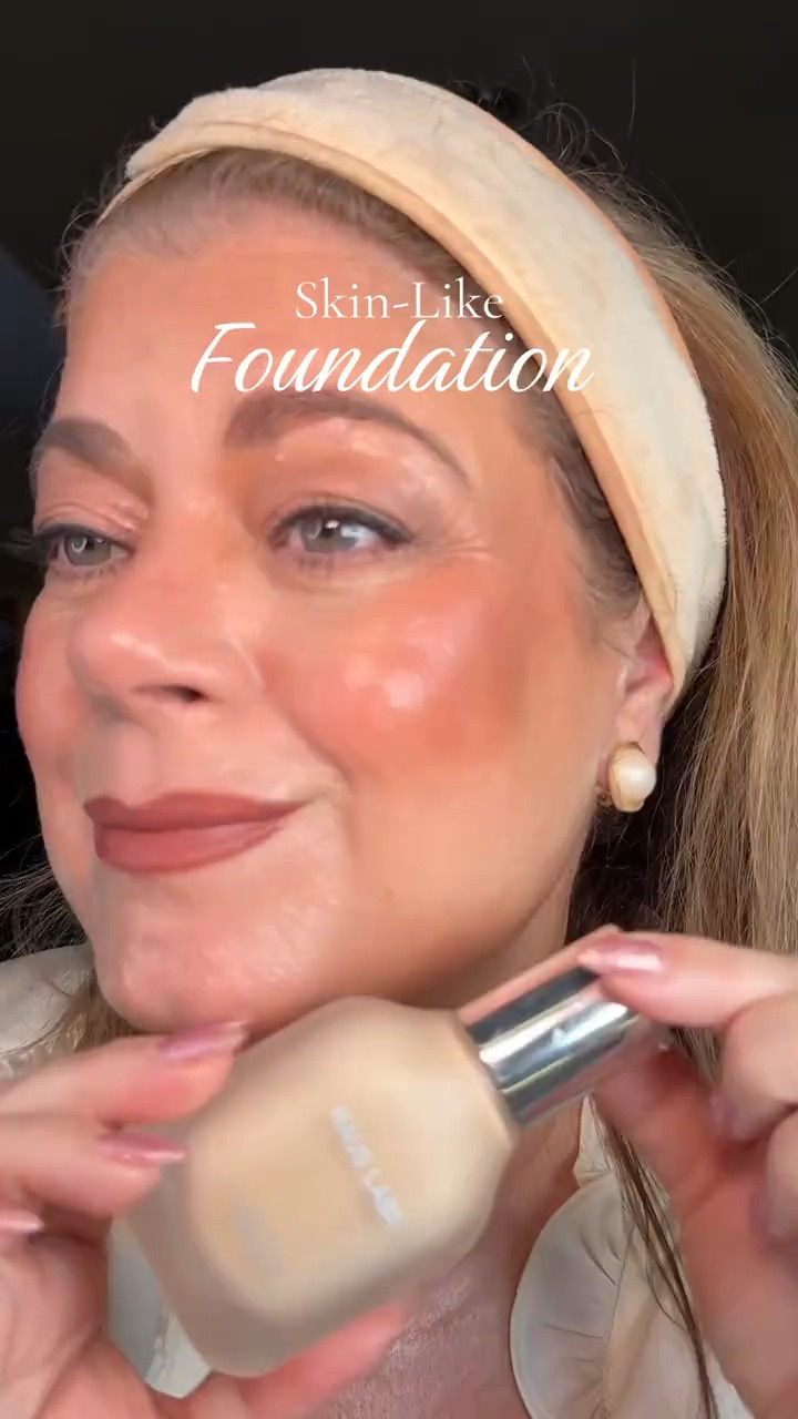 Magic in a bottle
@hauslabs foundation is another type of magic 🧡
#naturalfoundation #dewyskin #glowyskin #hauslabsfoundation #foundation